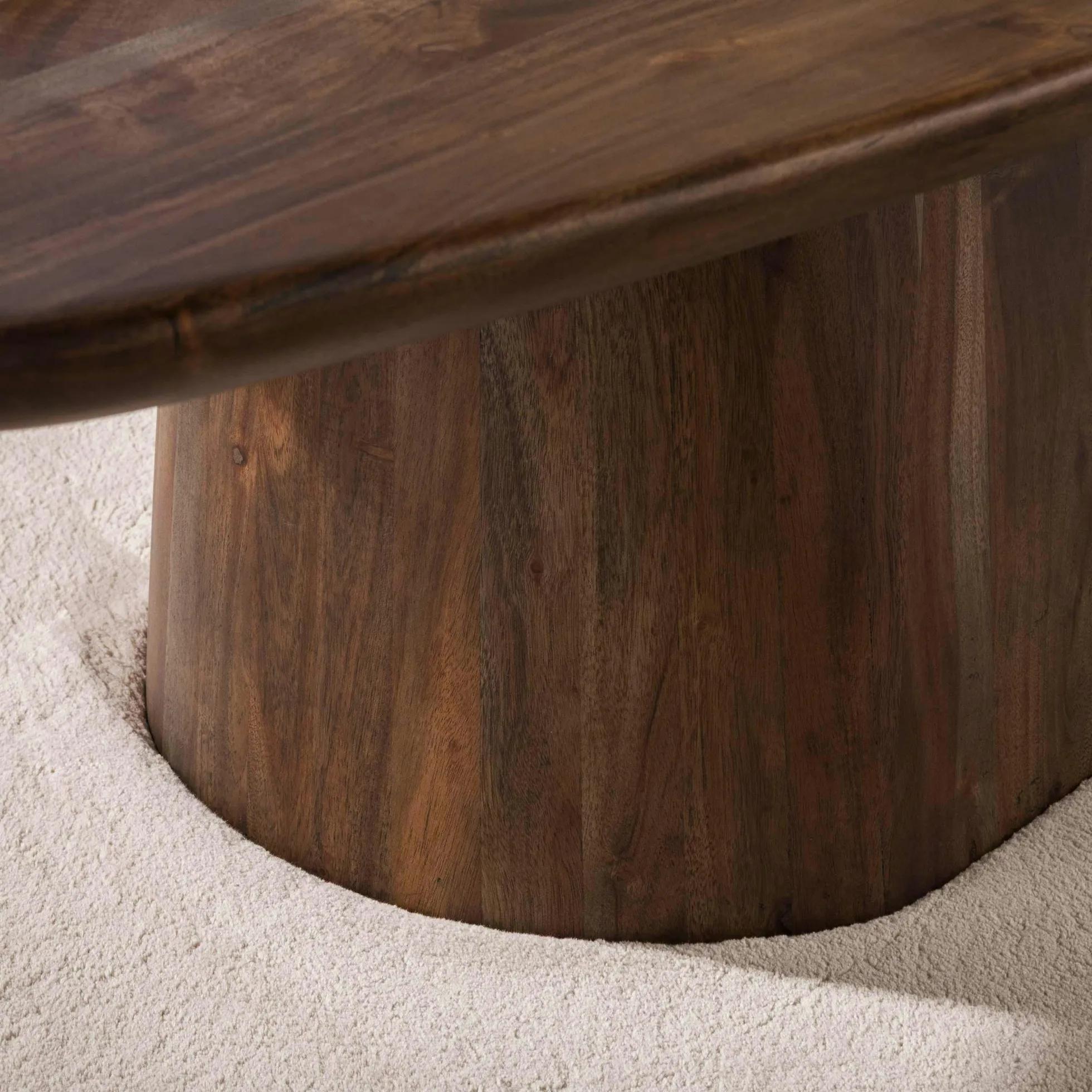 Table basse ovale bois d'acacia foncé design organique NAKO