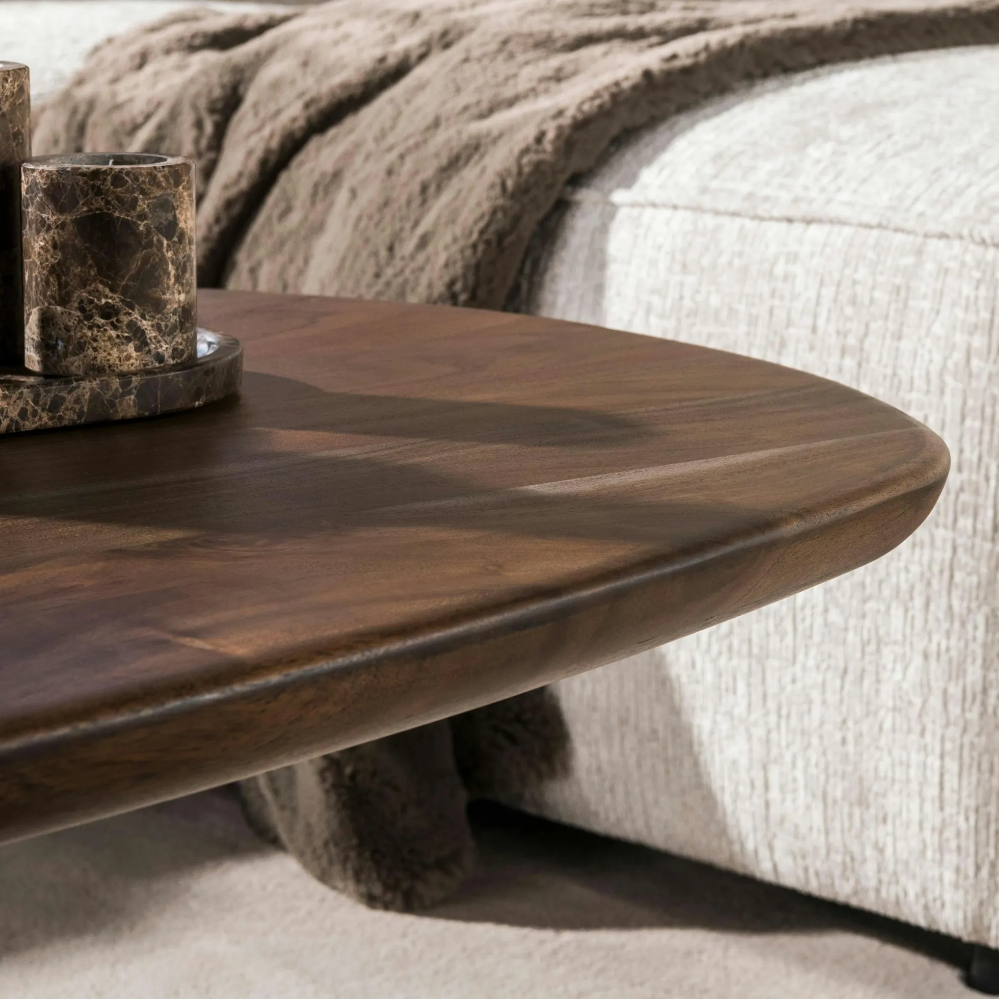Table basse ovale bois d'acacia foncé design organique NAKO