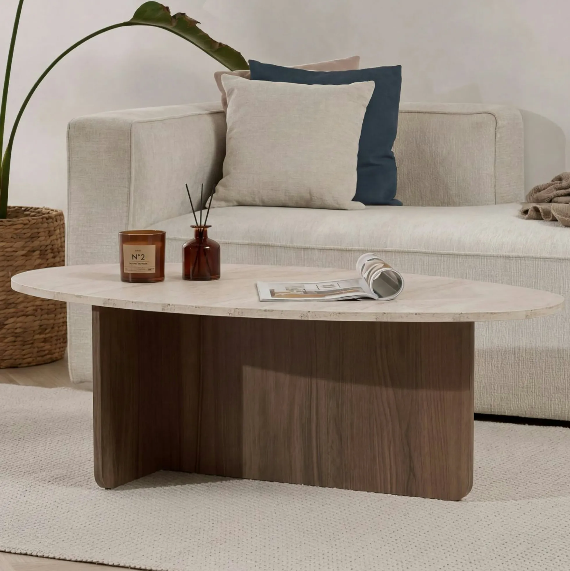 Table basse ovale organique décor travertin et noyer MARFA