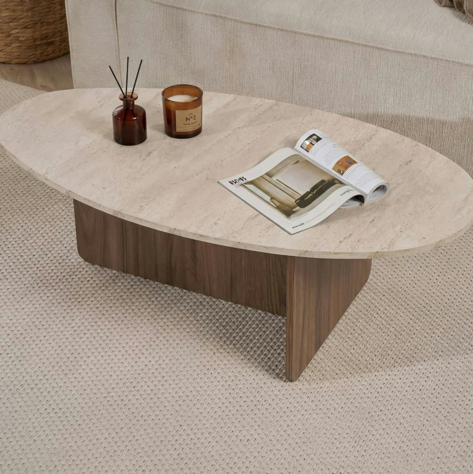 Table basse ovale organique décor travertin et noyer MARFA