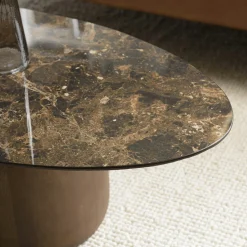 Table basse ovoïde plateau céramique marron pied en manguier TOSCA