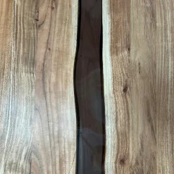 Table basse rivière epoxy noir et bois d'acacia BORA