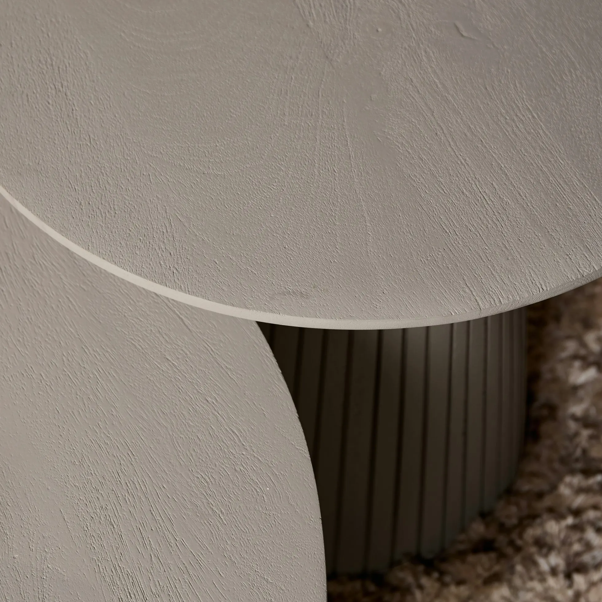 Table basse ronde bois gris à pied rainuré CALERO