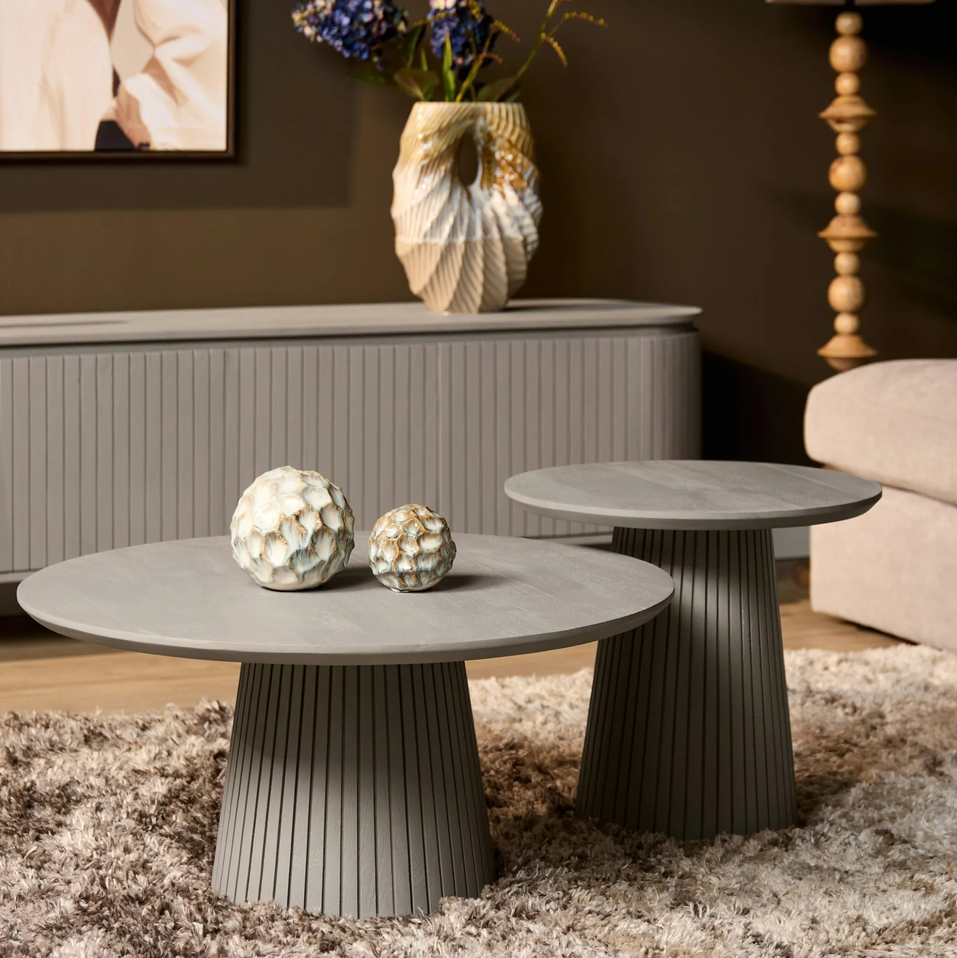 Table basse ronde bois gris à pied rainuré CALERO