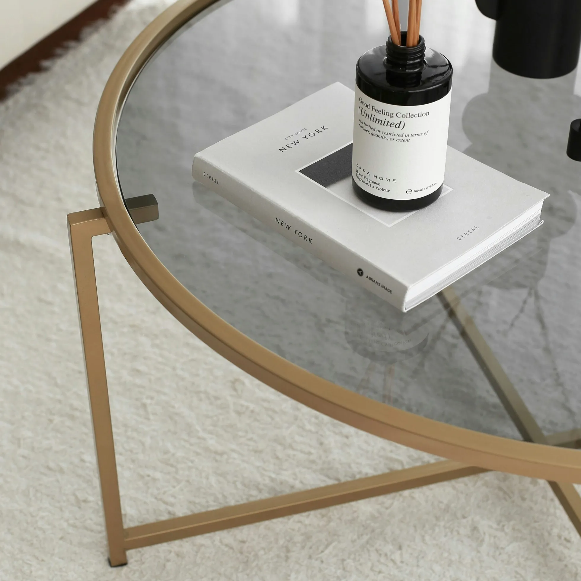 Table basse ronde design - verre fumé & métal doré TULUM