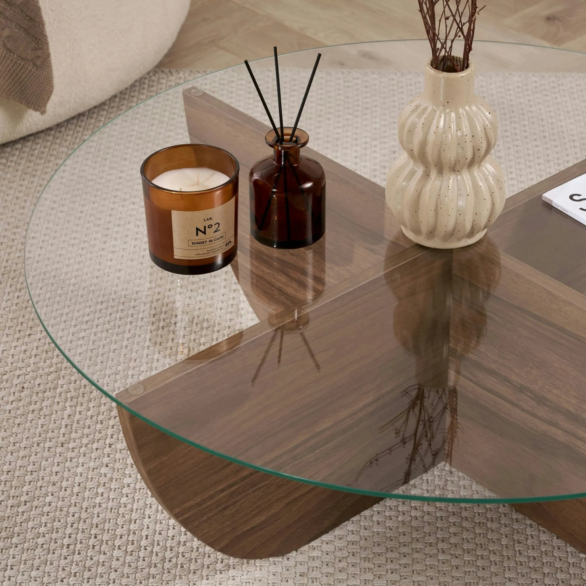 Table basse ronde en verre pied croisé effet noyer SALTA