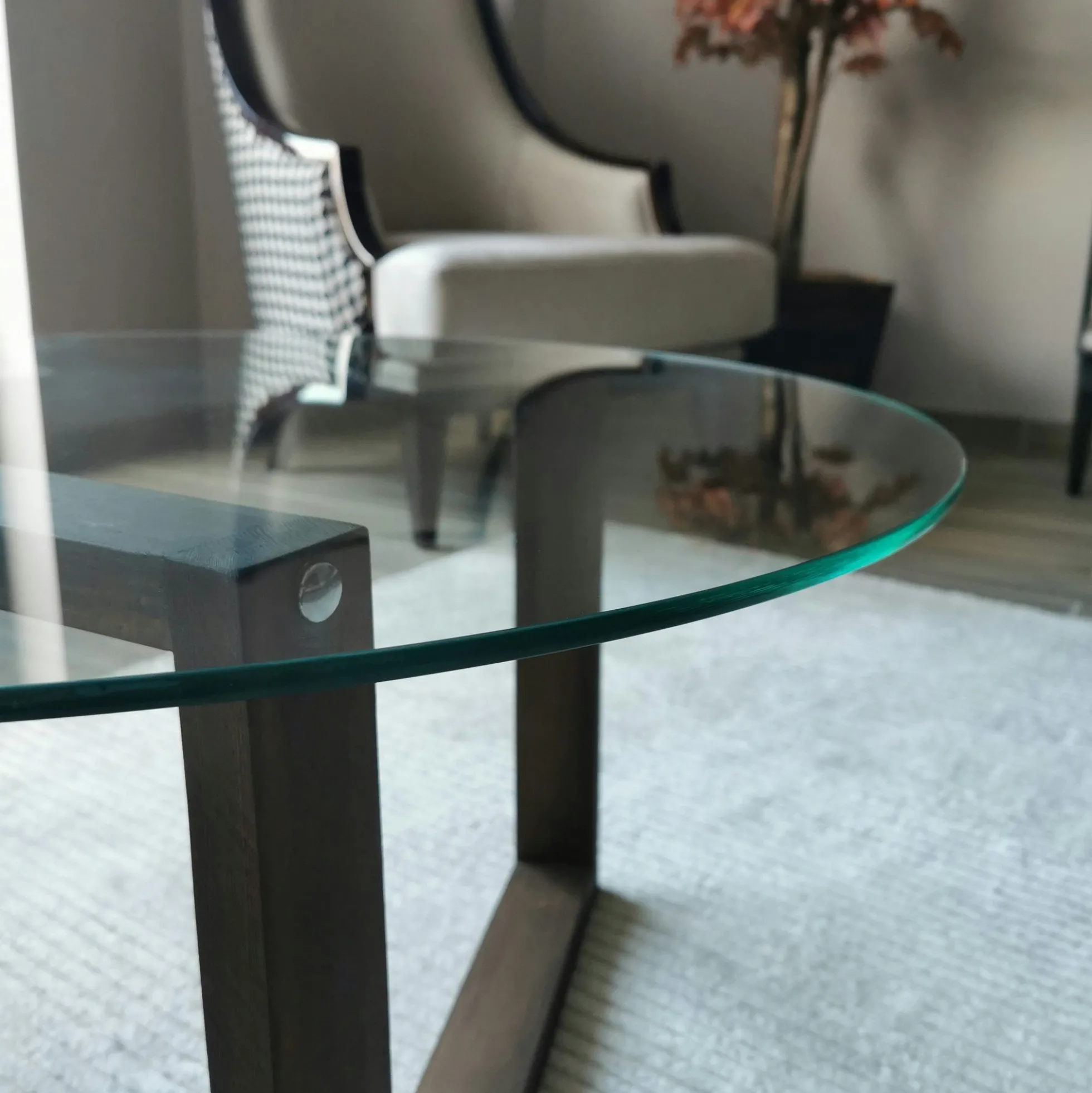 Table basse ronde en verre - pied labyrinthe ANZIO