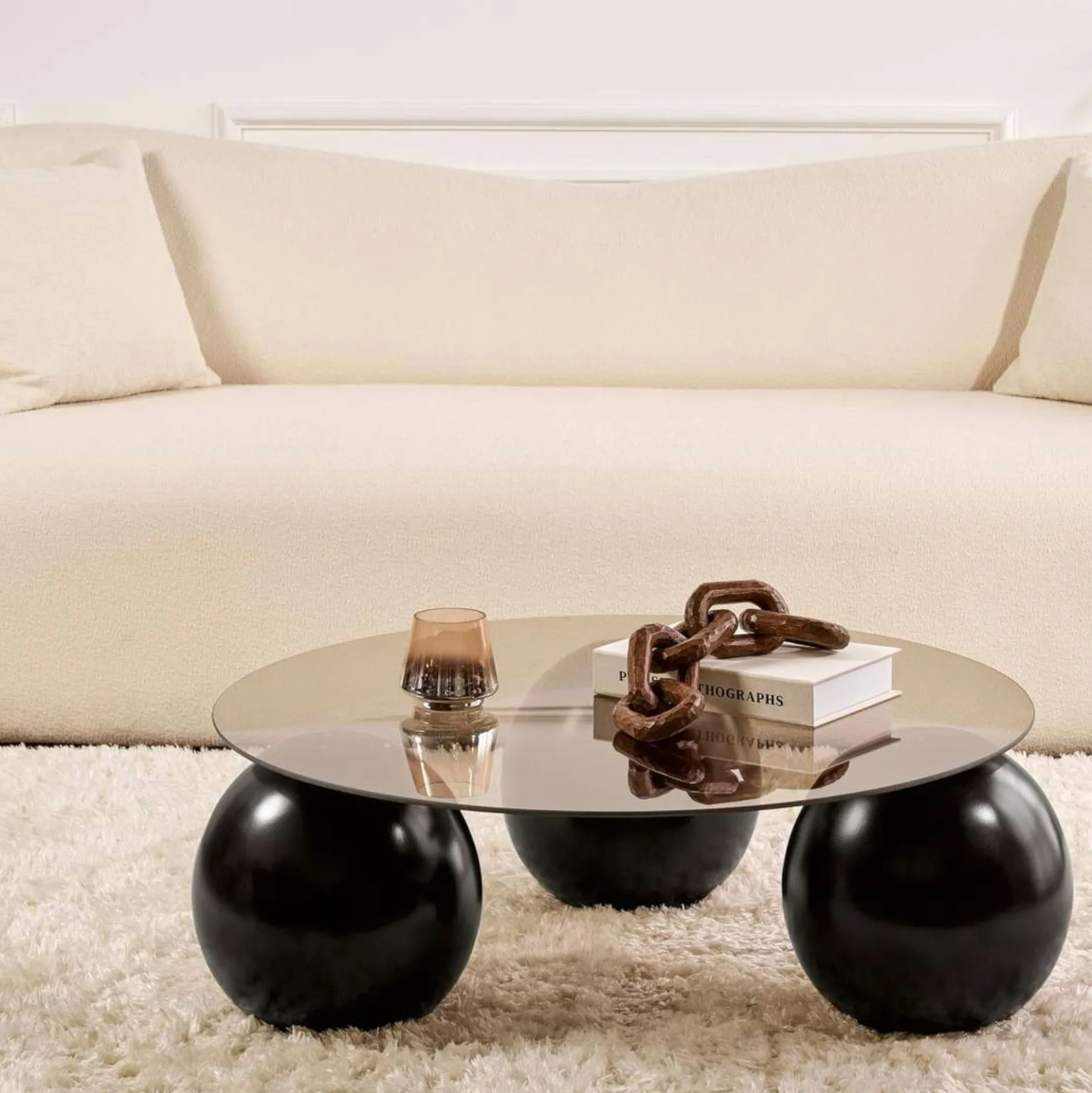 Table basse ronde verre ambré - 3 pieds boules noirs KOCHI