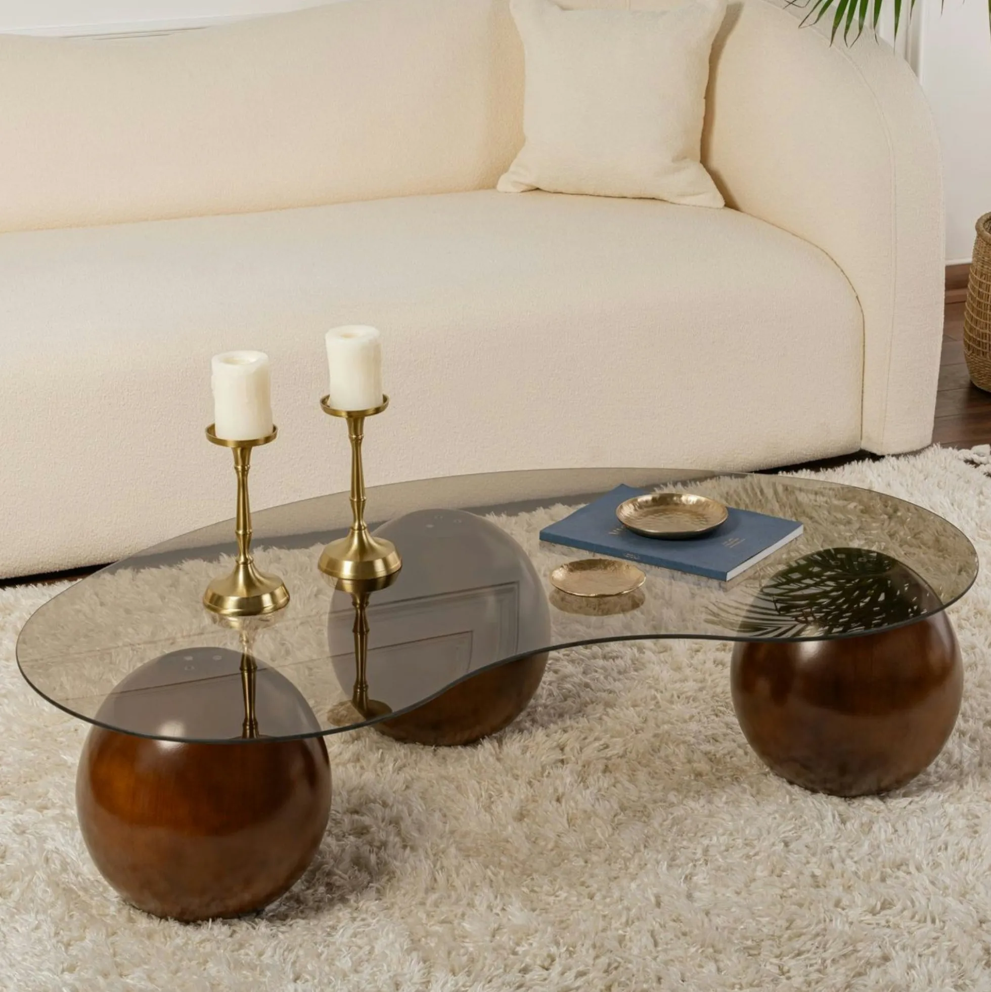 Table basse verre ambré design – 3 pieds boules marrons KOCHI