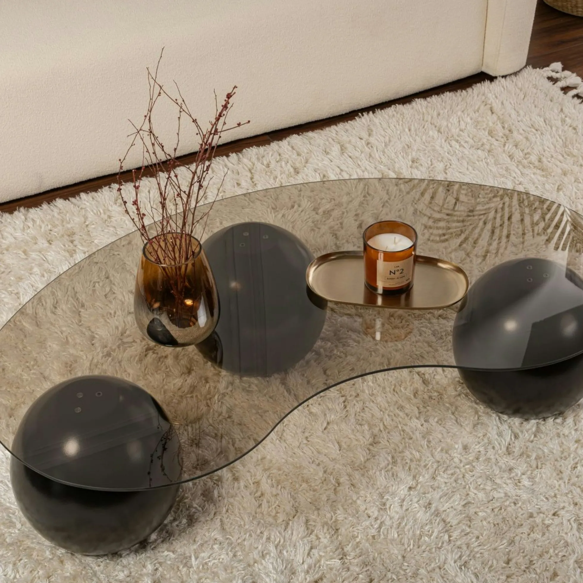 Table basse verre ambré design - 3 pieds boules noirs KOCHI
