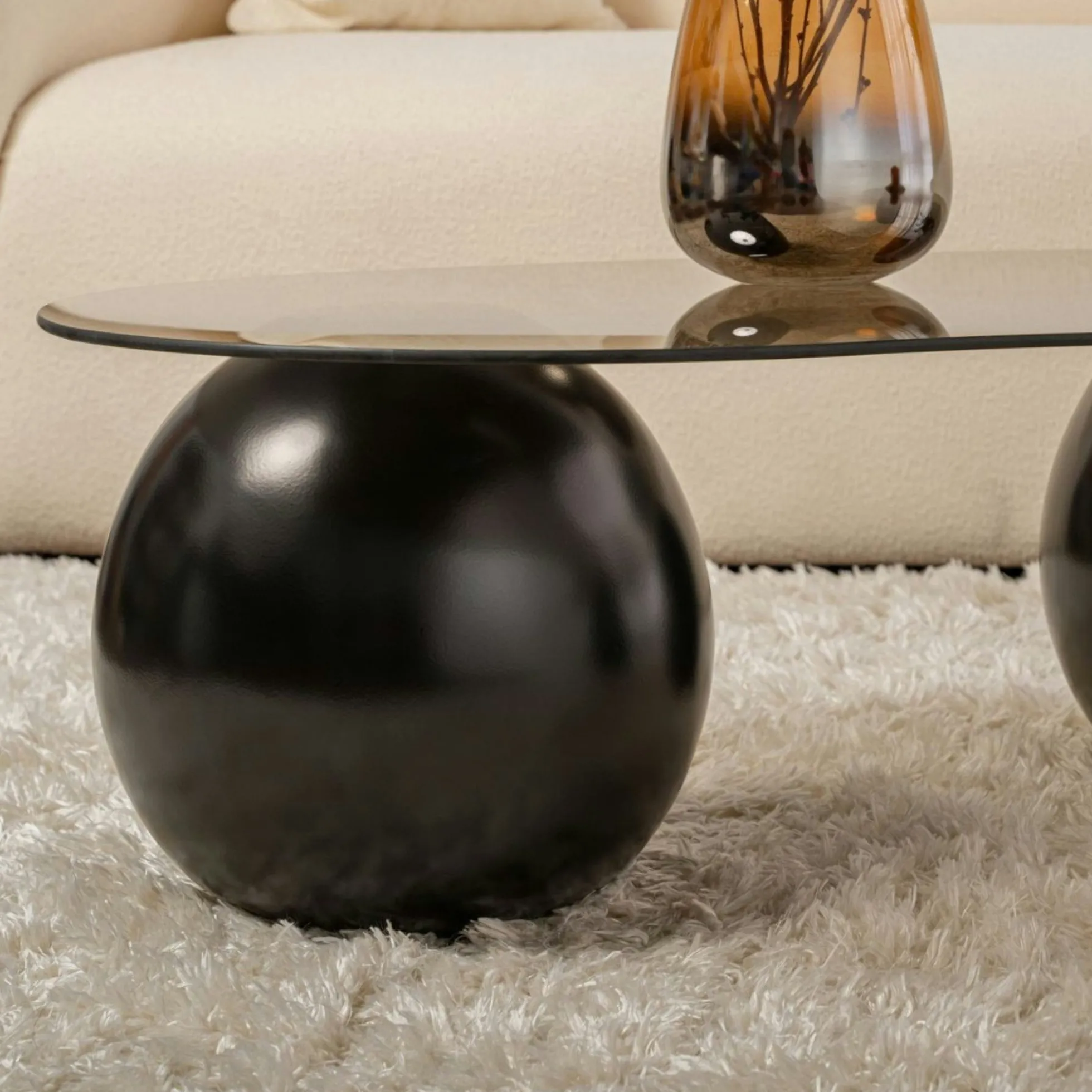 Table basse verre ambré design - 3 pieds boules noirs KOCHI