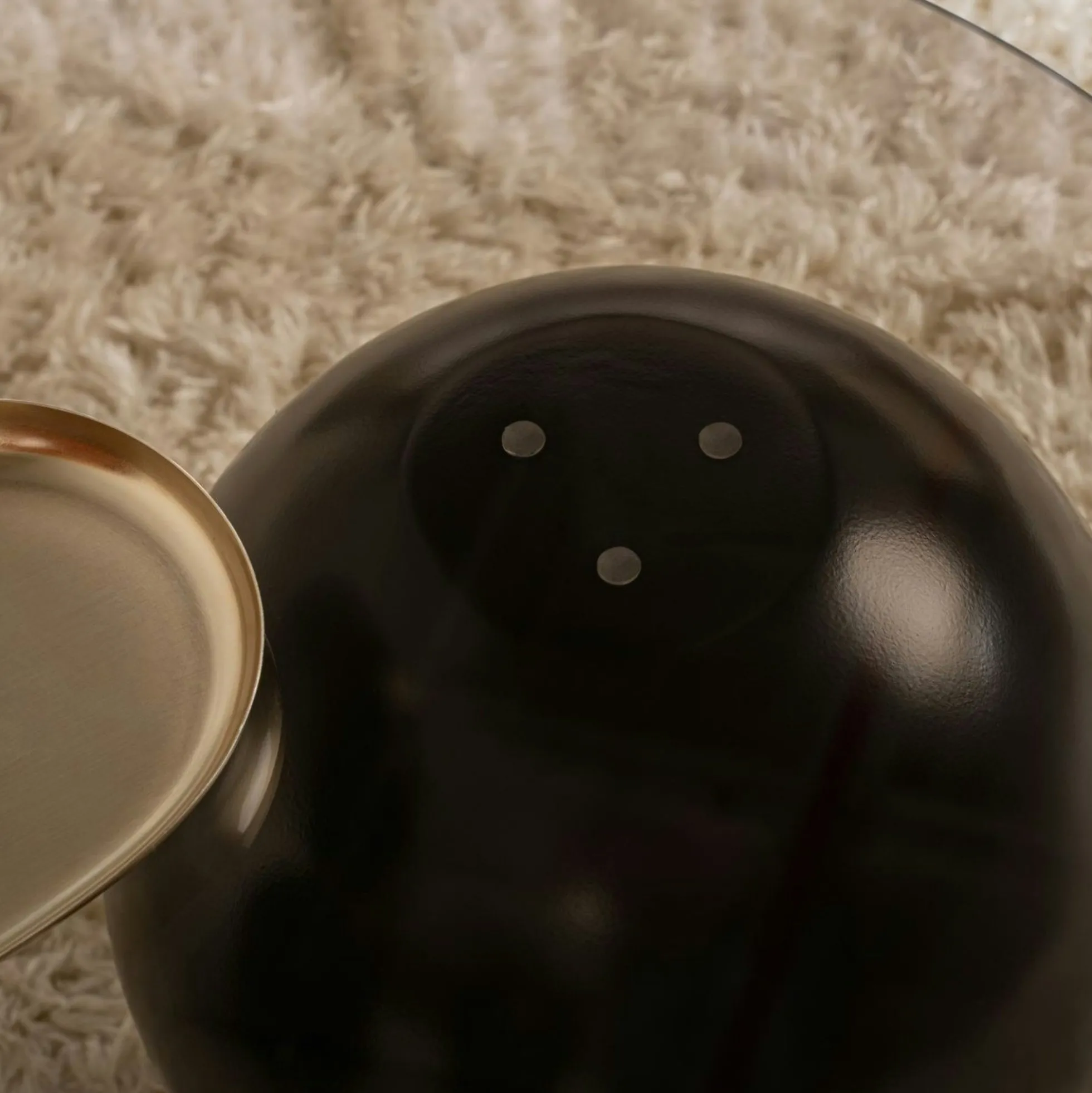 Table basse verre ambré design - 3 pieds boules noirs KOCHI
