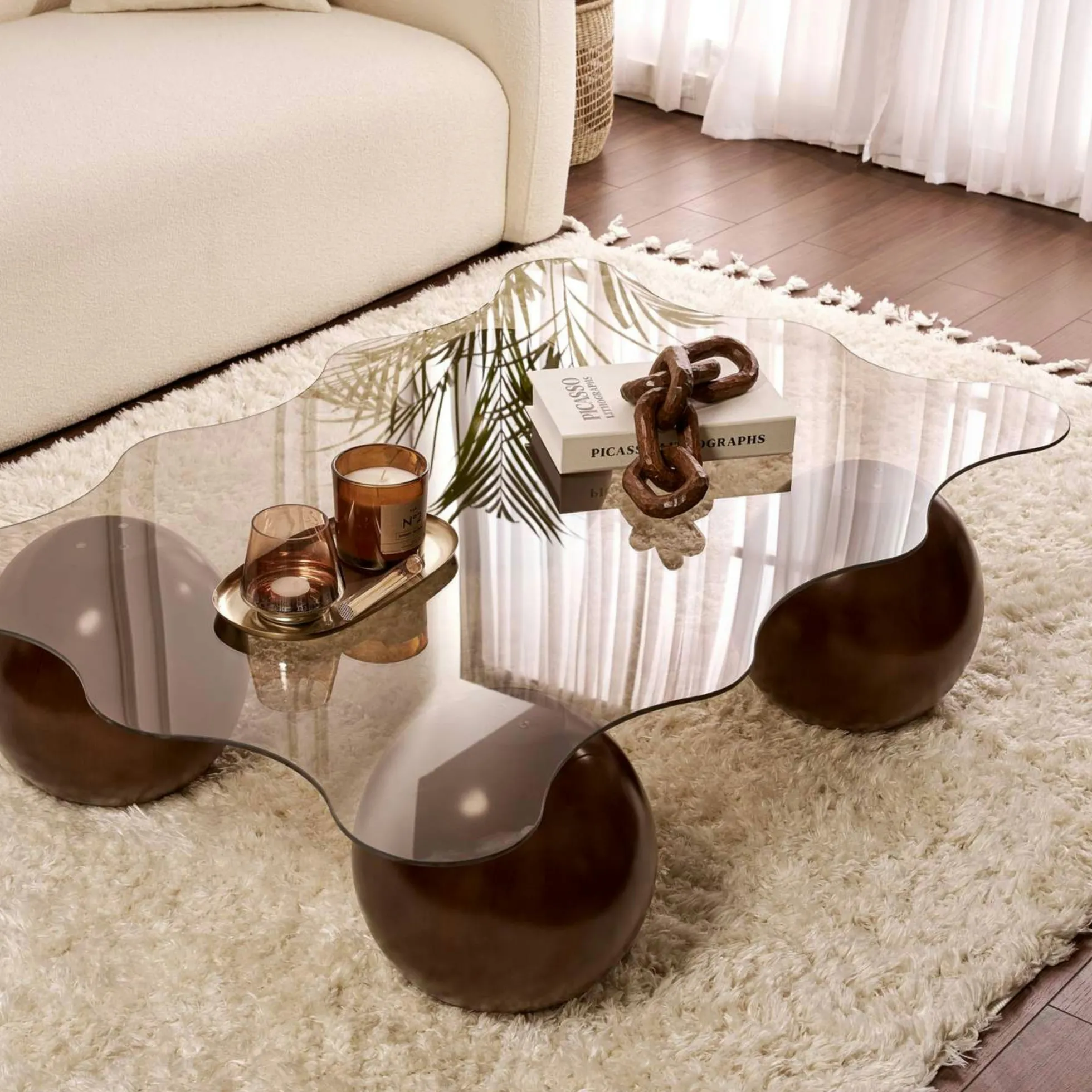 Table basse verre ambré design organique 4 pieds boule KOCHI