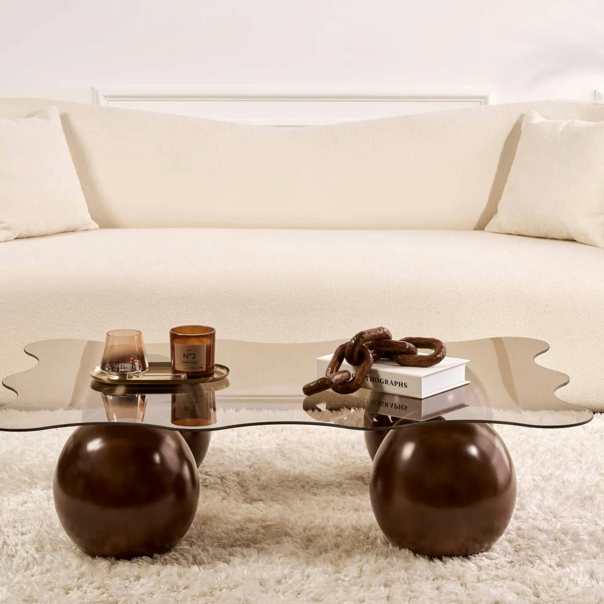 Table basse verre ambré design organique 4 pieds boule KOCHI