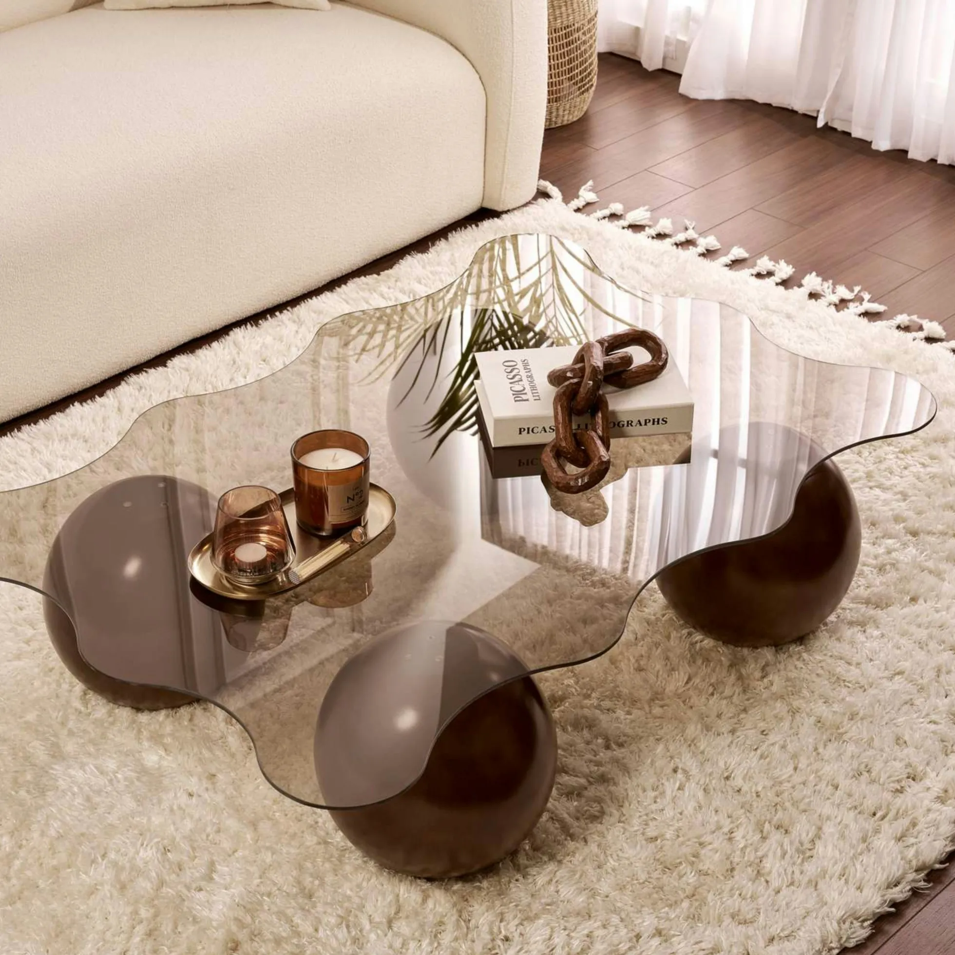 Table basse verre ambré design organique 4 pieds boule KOCHI