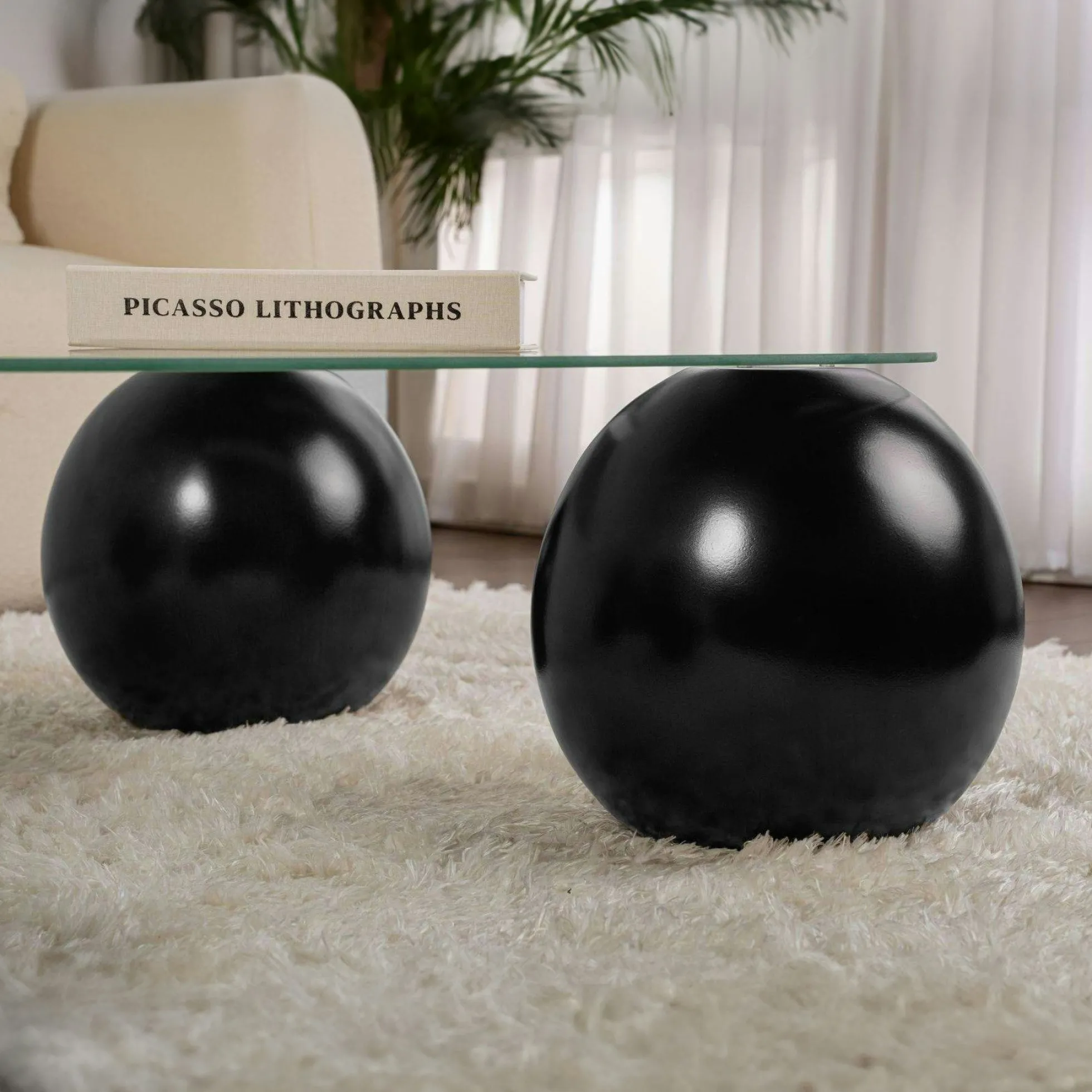 Table basse verre bords arrondis - 4 pieds boules noirs KOCHI