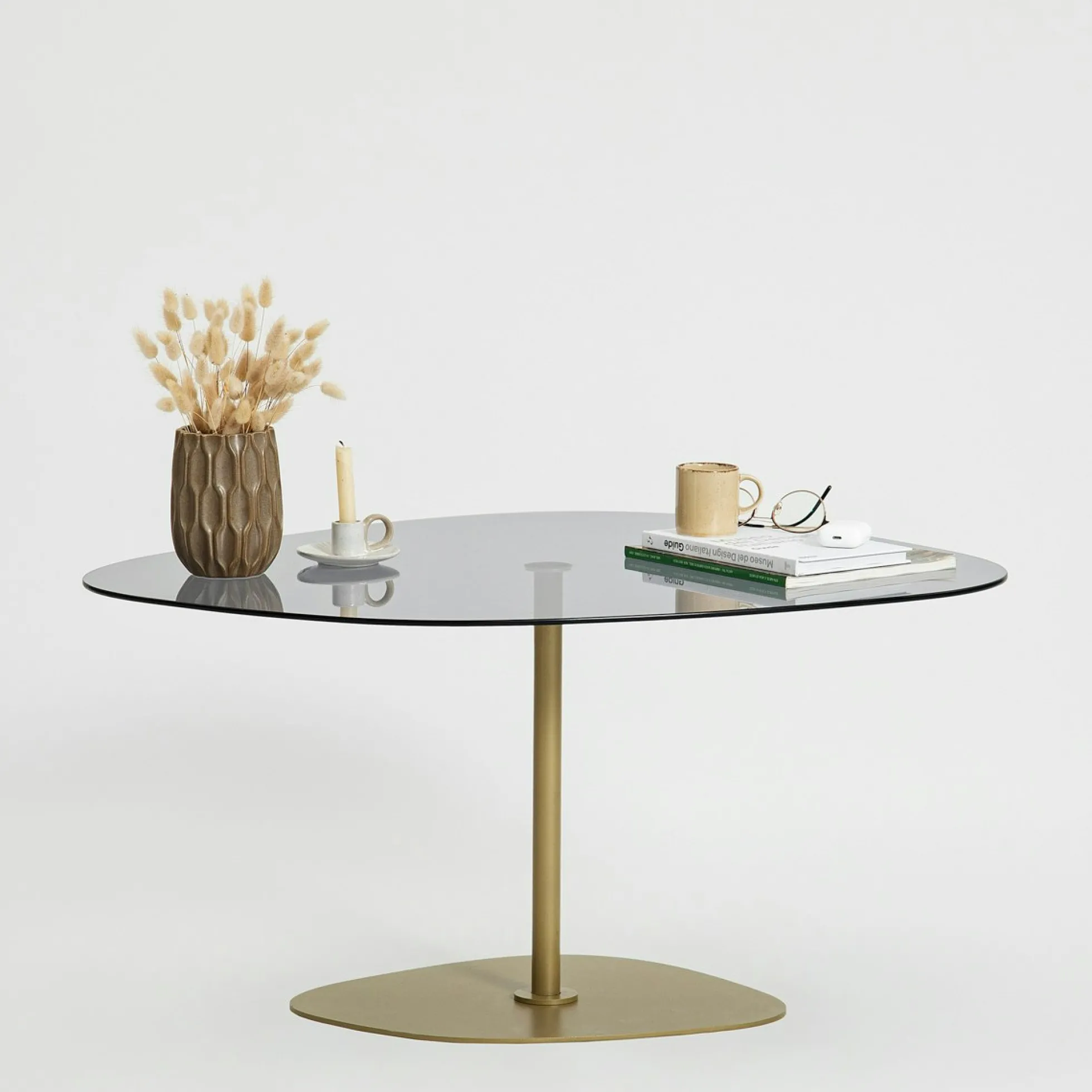Table basse verre fumé minimaliste, galet et pied doré TULUM