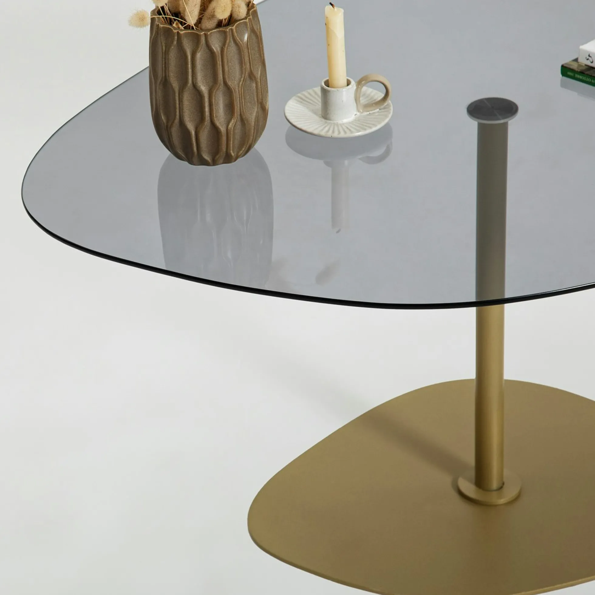 Table basse verre fumé minimaliste, galet et pied doré TULUM