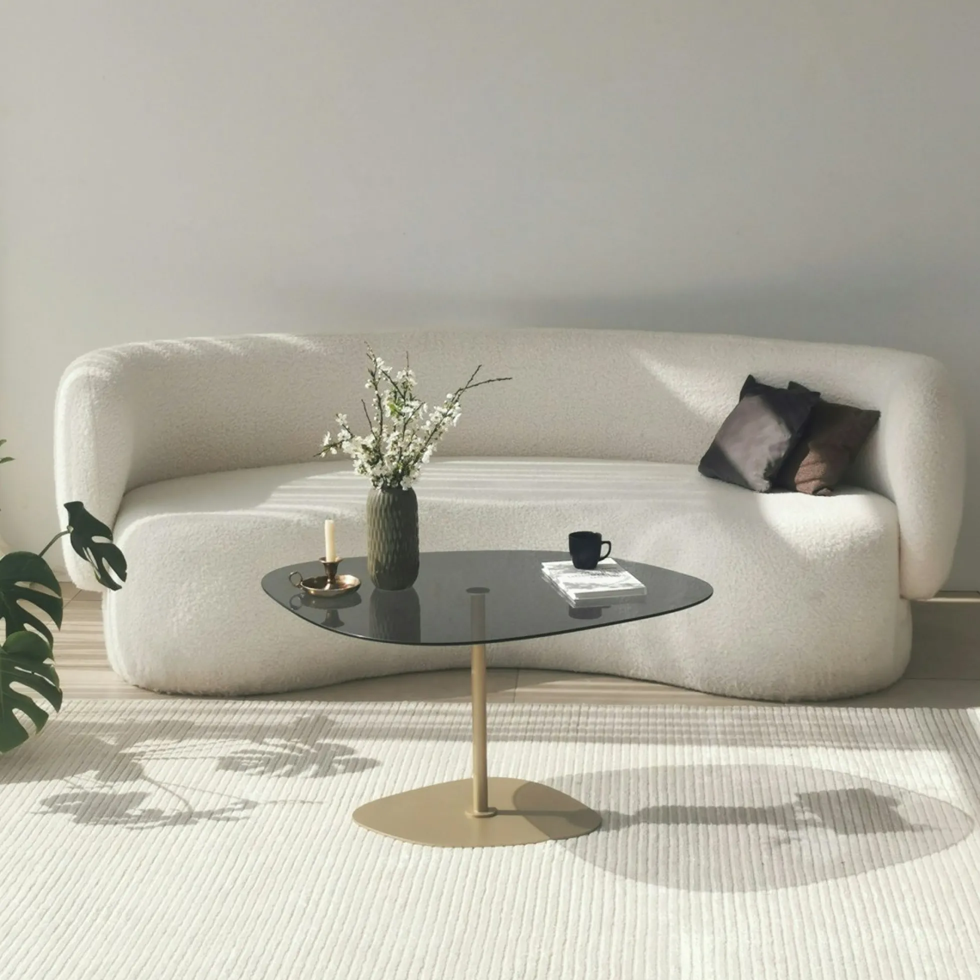 Table basse verre fumé minimaliste, galet et pied doré TULUM
