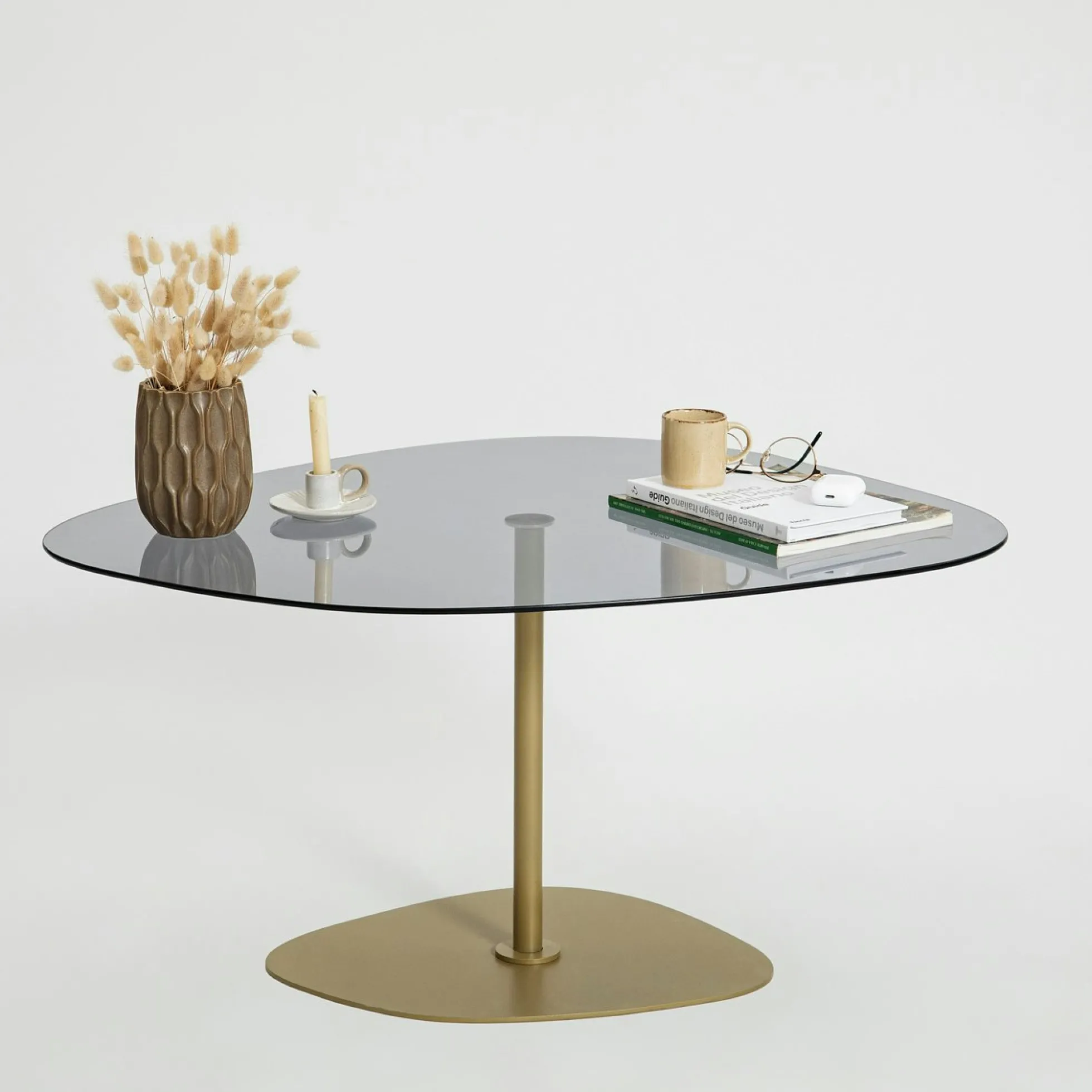 Table basse verre fumé minimaliste, galet et pied doré TULUM