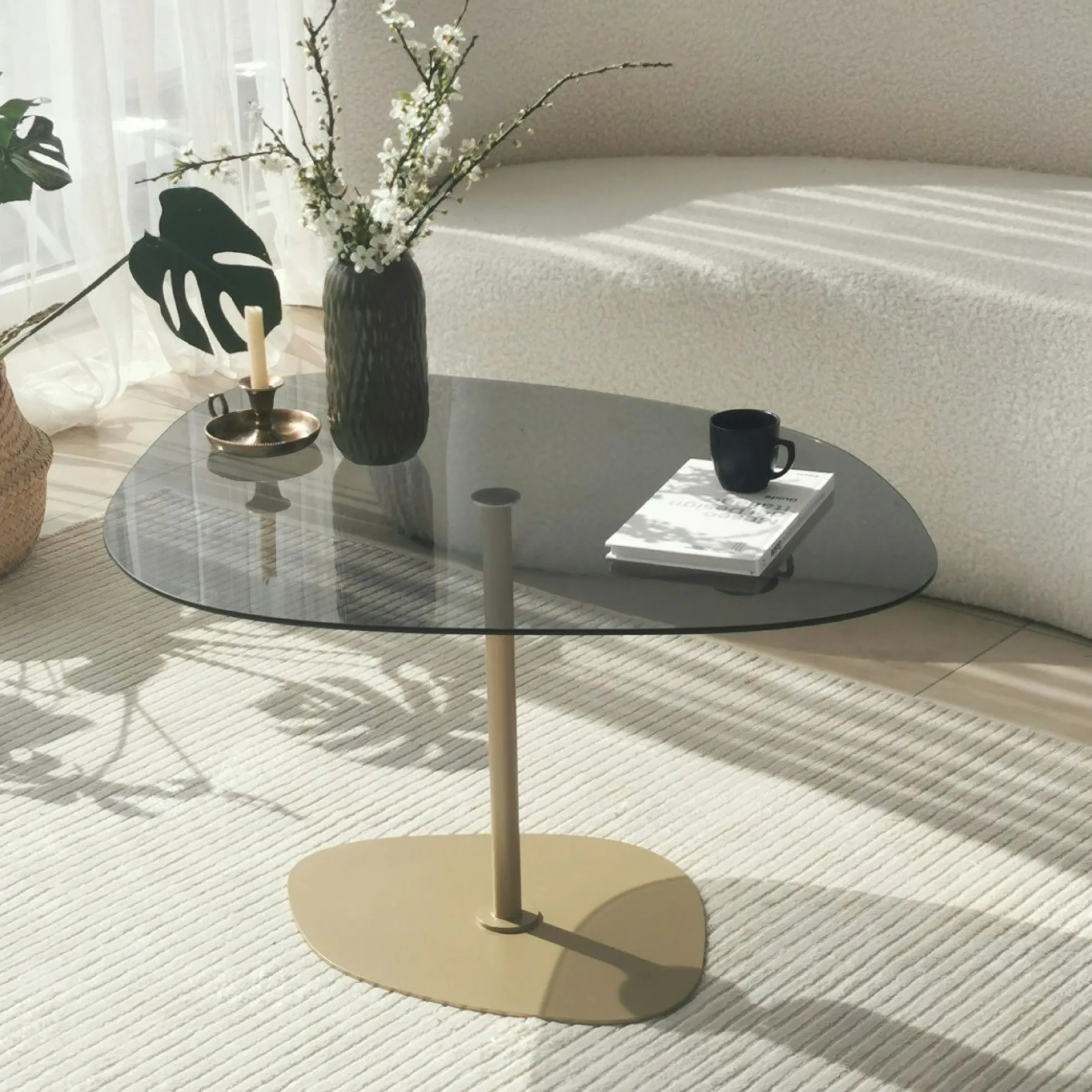 Table basse verre fumé minimaliste, galet et pied doré TULUM