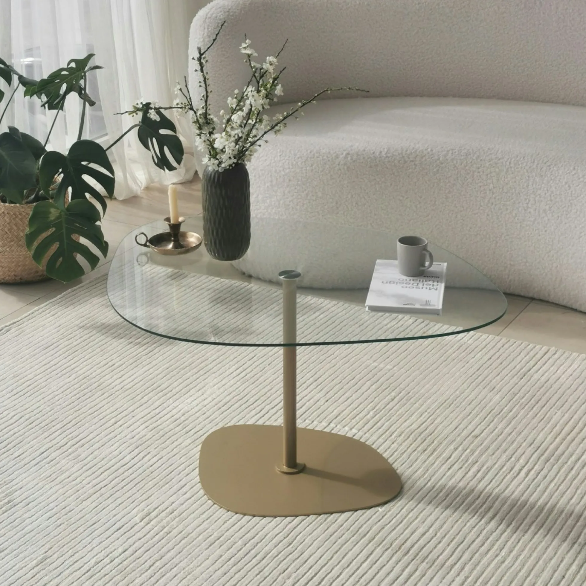 Table basse verre minimaliste forme galet et pied doré TULUM
