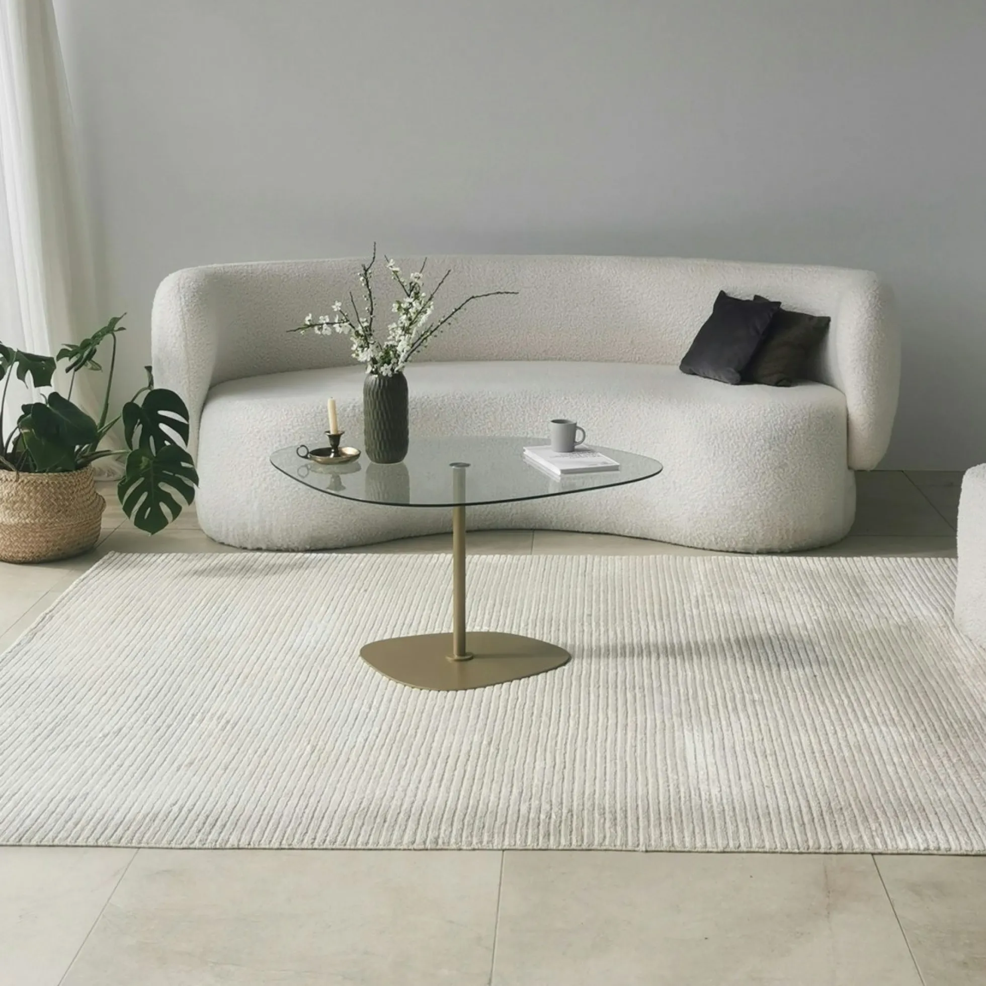 Table basse verre minimaliste forme galet et pied doré TULUM