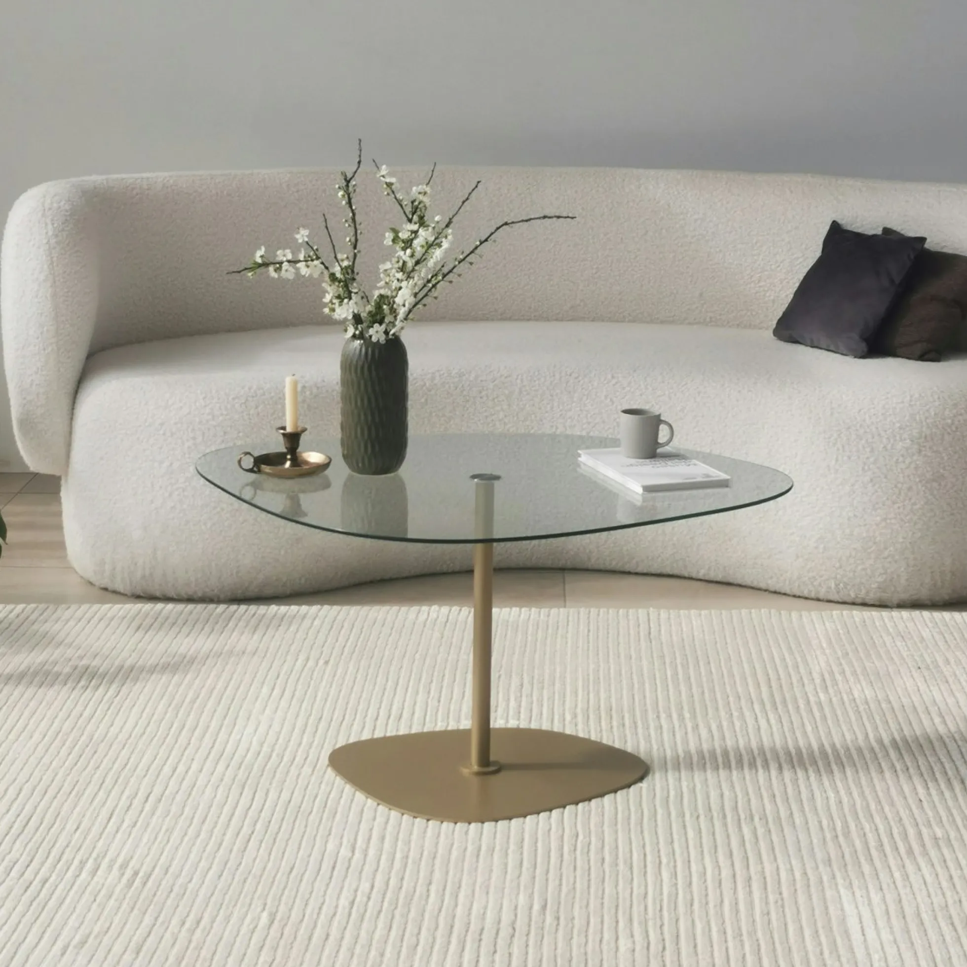 Table basse verre minimaliste forme galet et pied doré TULUM