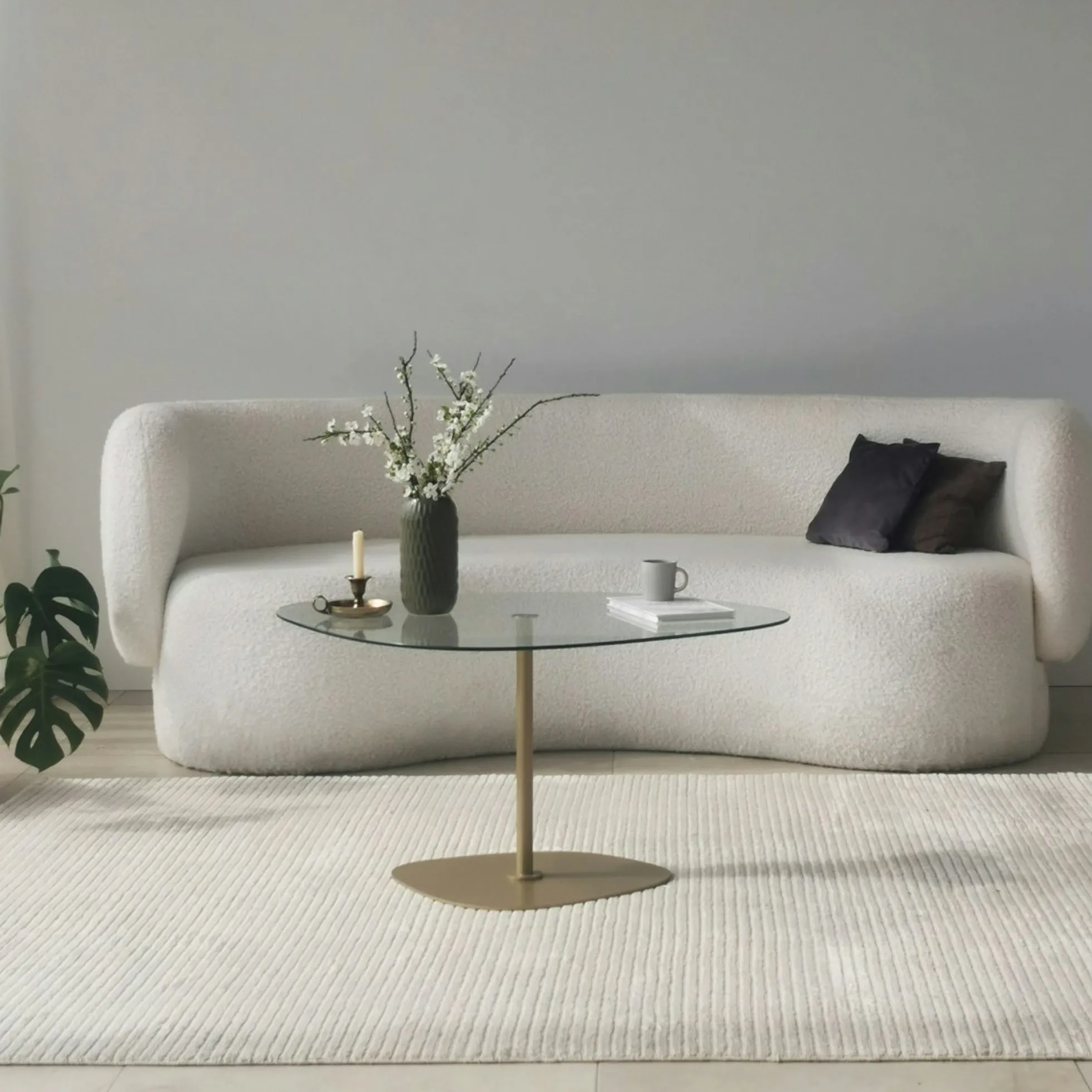 Table basse verre minimaliste forme galet et pied doré TULUM