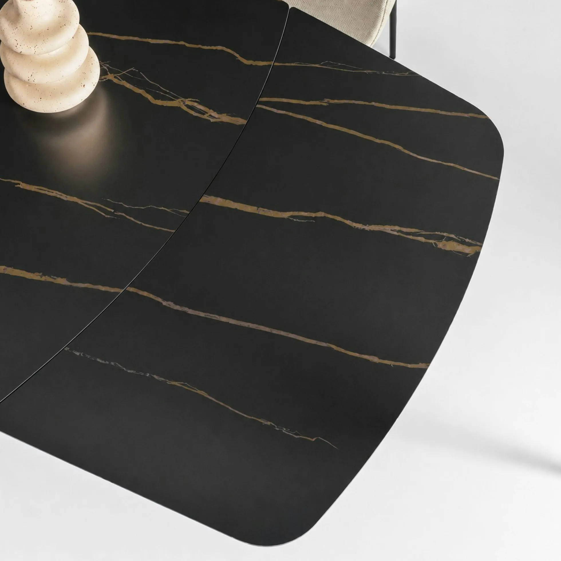 Table céramique extensible noire marbrée pied design 200-280 cm LORA