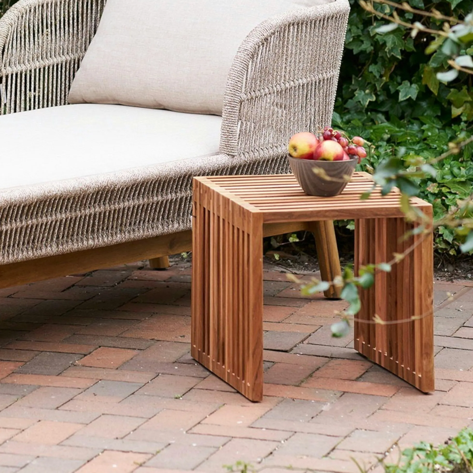 Table d'appoint de jardin en teck ajouré MENDOZA
