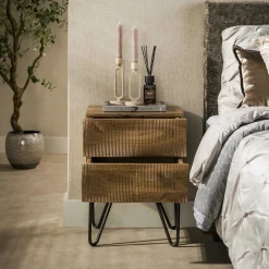 Table de chevet bois rainuré 2 tiroirs pieds épingle DELHI