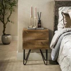 Table de chevet bois rainuré 2 tiroirs pieds épingle DELHI