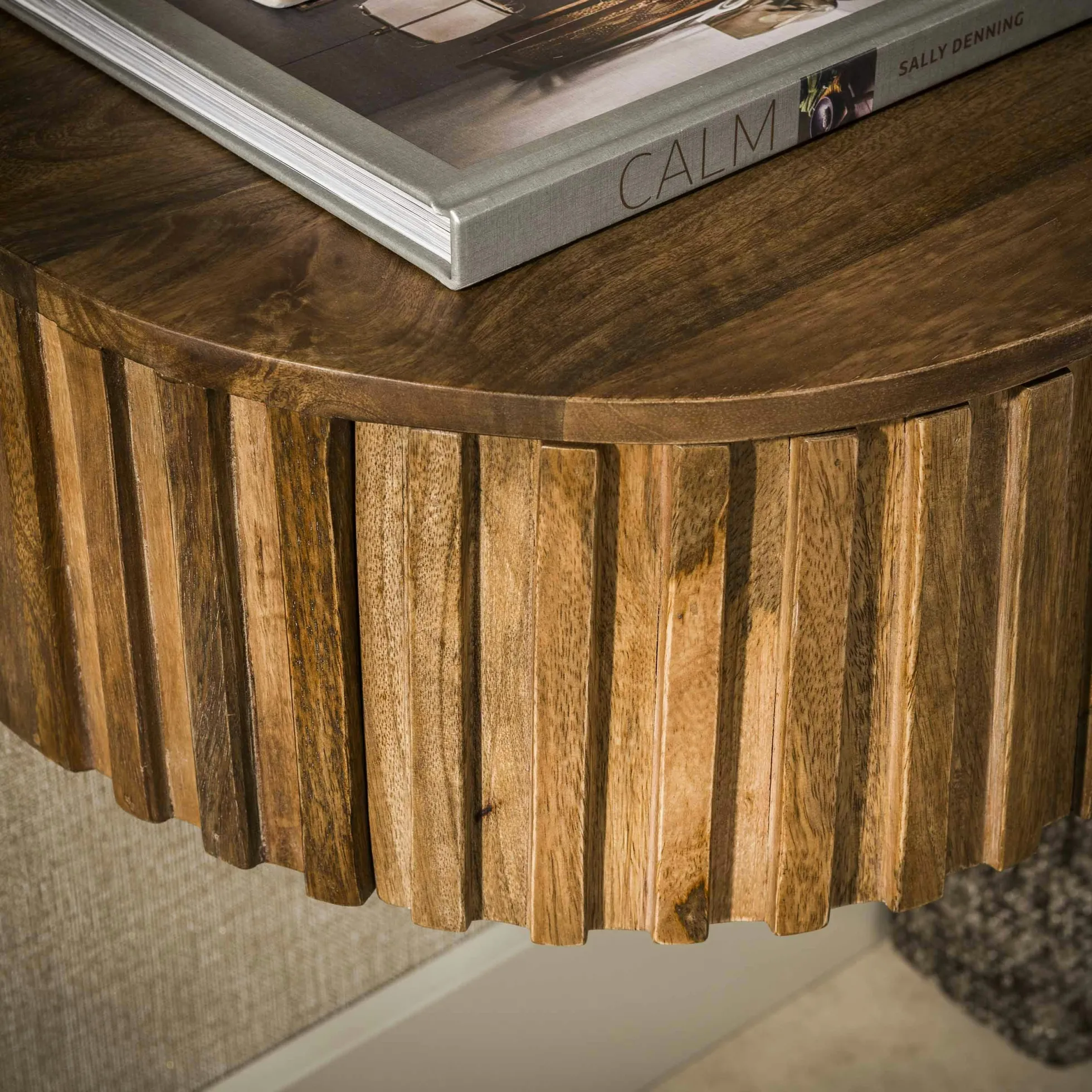 Table de chevet suspendue en bois rainuré 1 tiroir DELHI