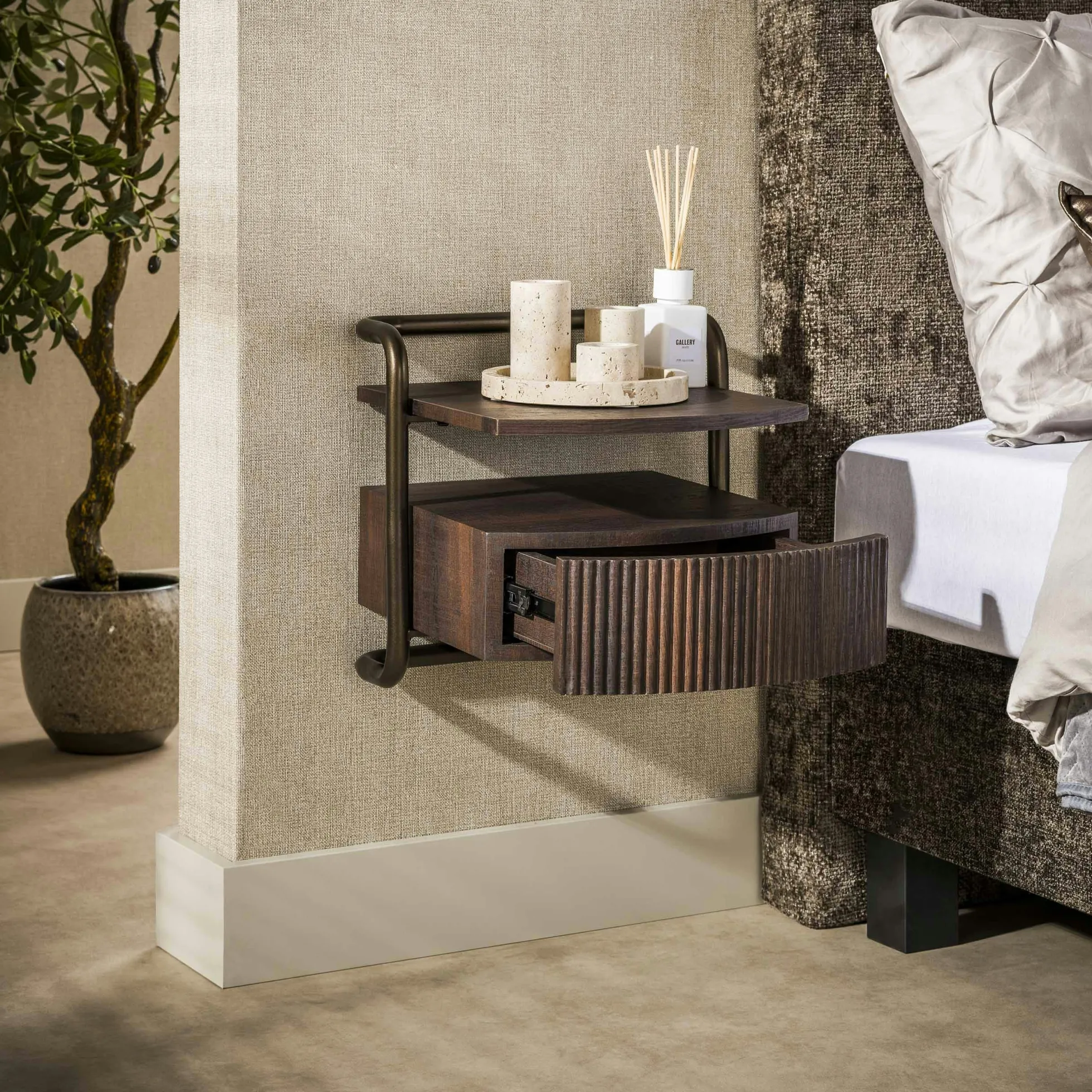 Table de chevet suspendue 1 tiroir effet bois et métal bronze TERRA