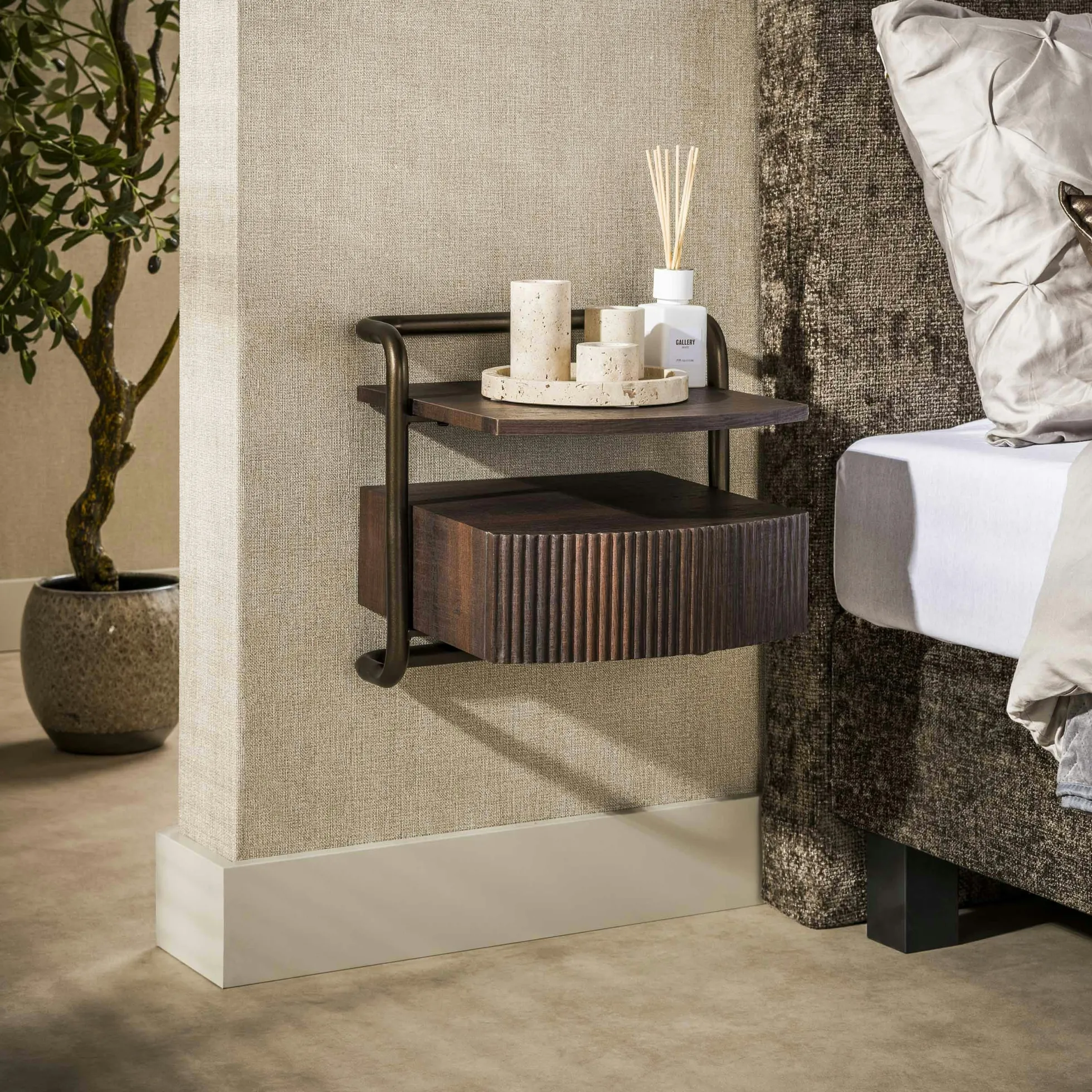 Table de chevet suspendue 1 tiroir effet bois et métal bronze TERRA