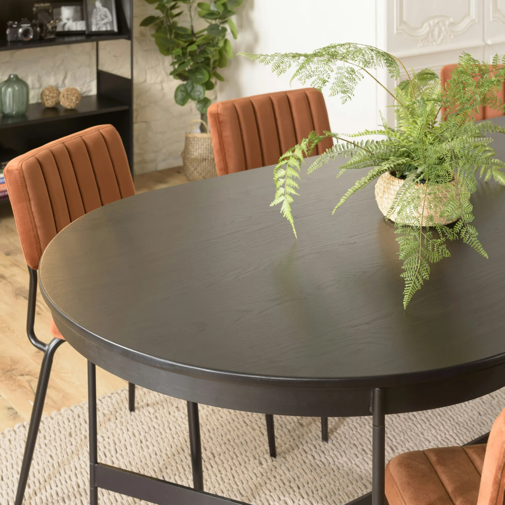 Table de repas ovale en bois noir 240 cm CORUMBA