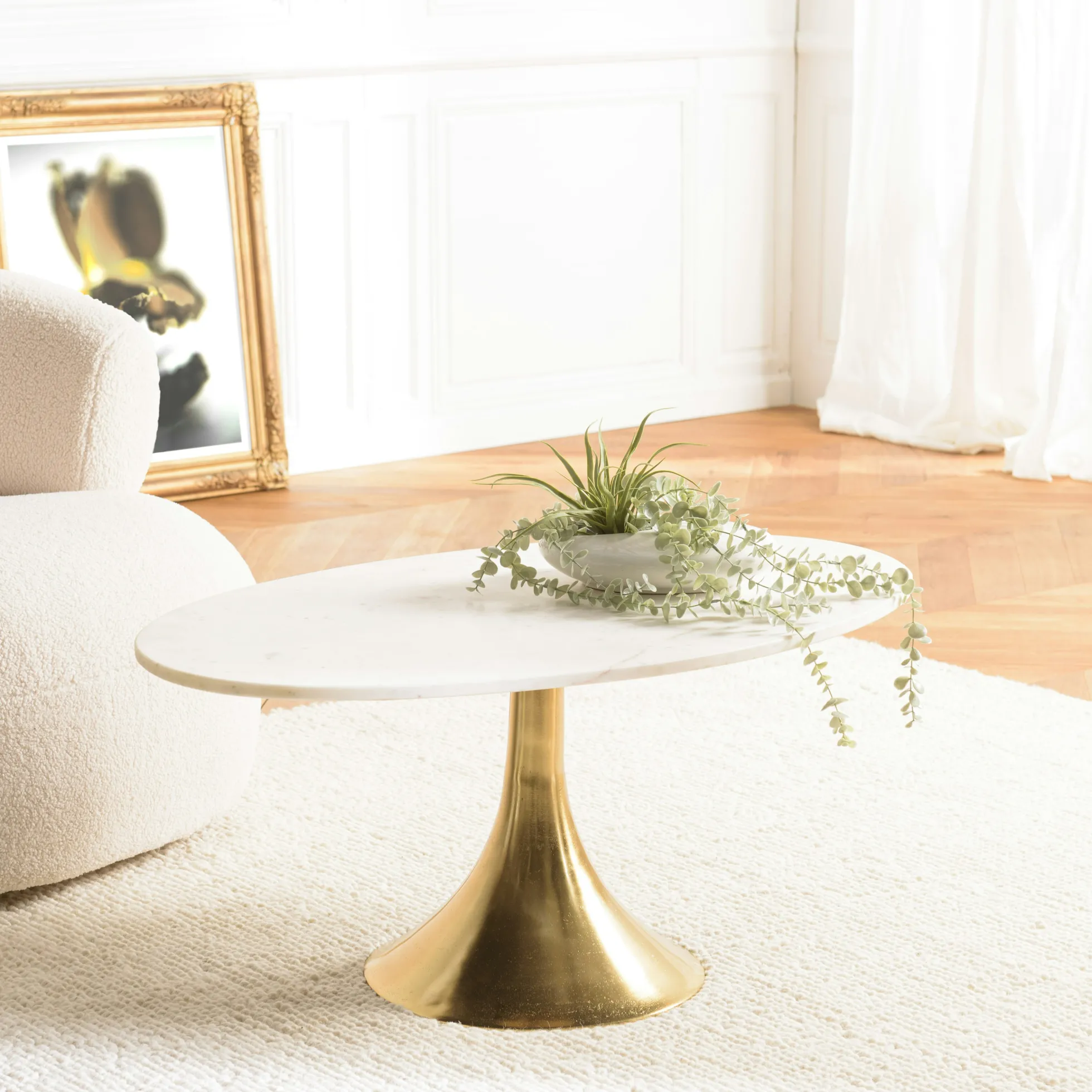 Table de salon ovale marbre blanc et pied doré ZALA