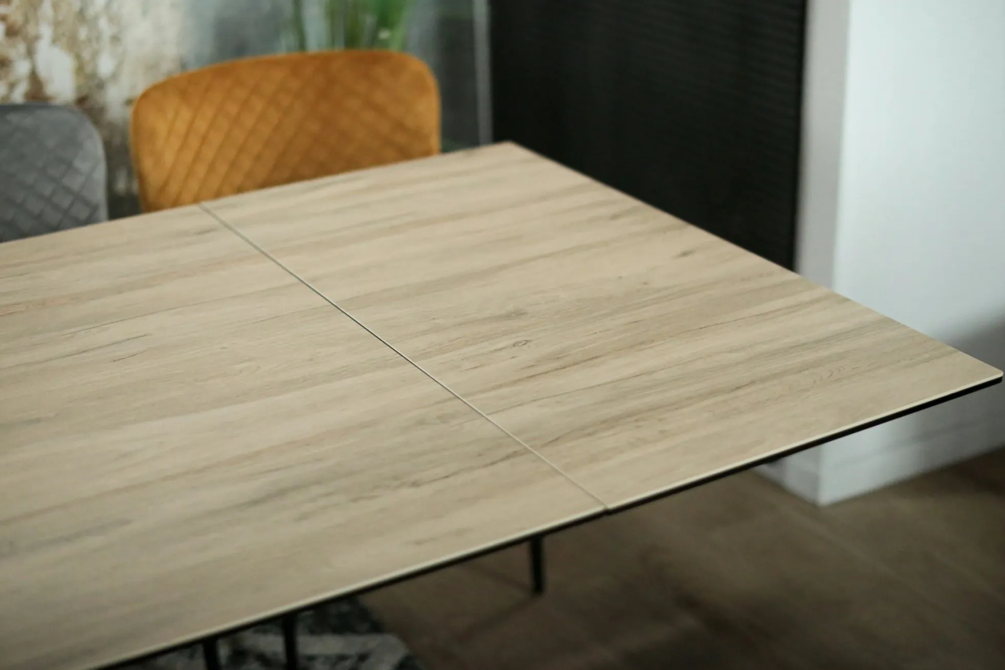 Table en céramique extensible aspect bois pied croisé 180-280 cm LOMBARDIE