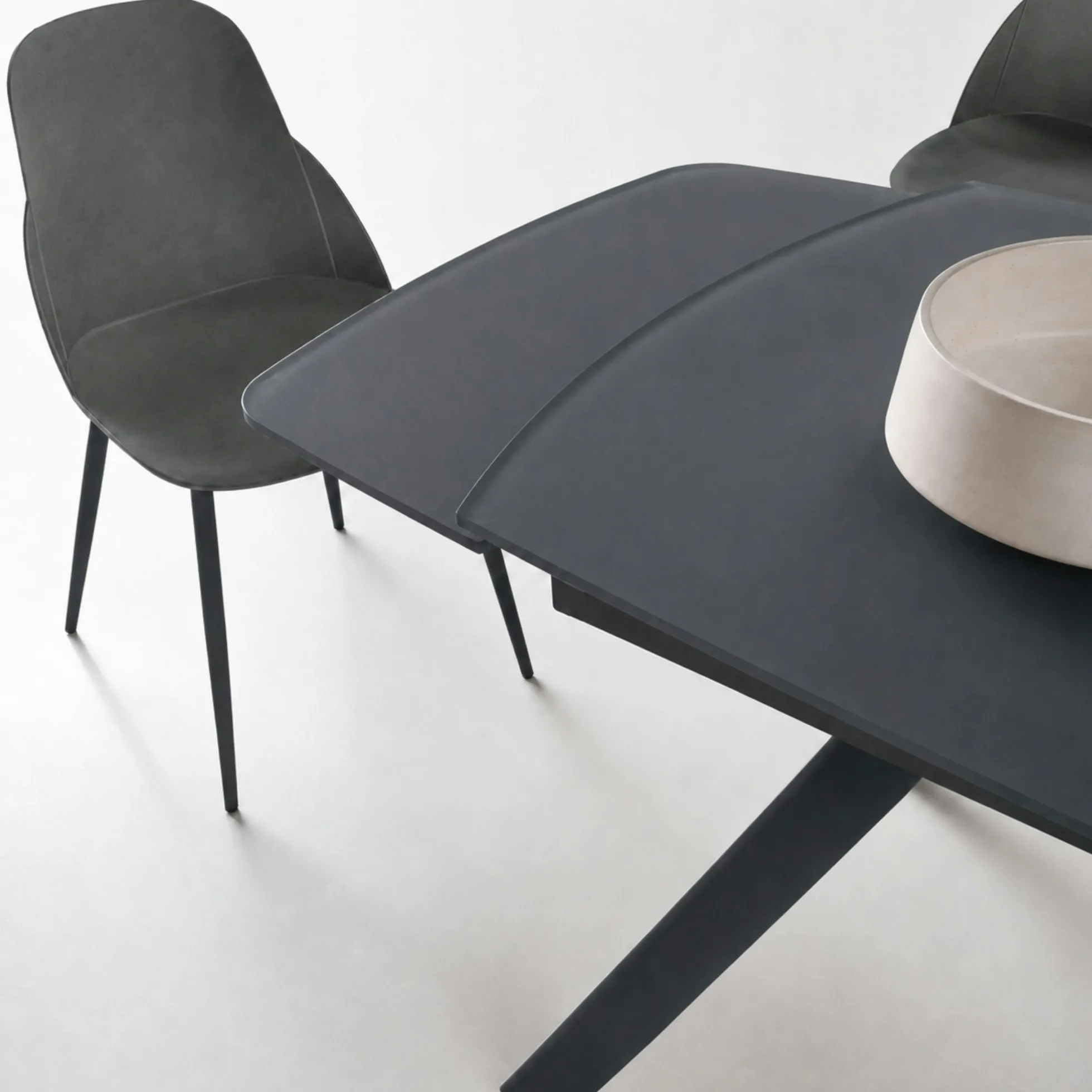 Table extensible en verre gris sombre 140-210 cm ALBA