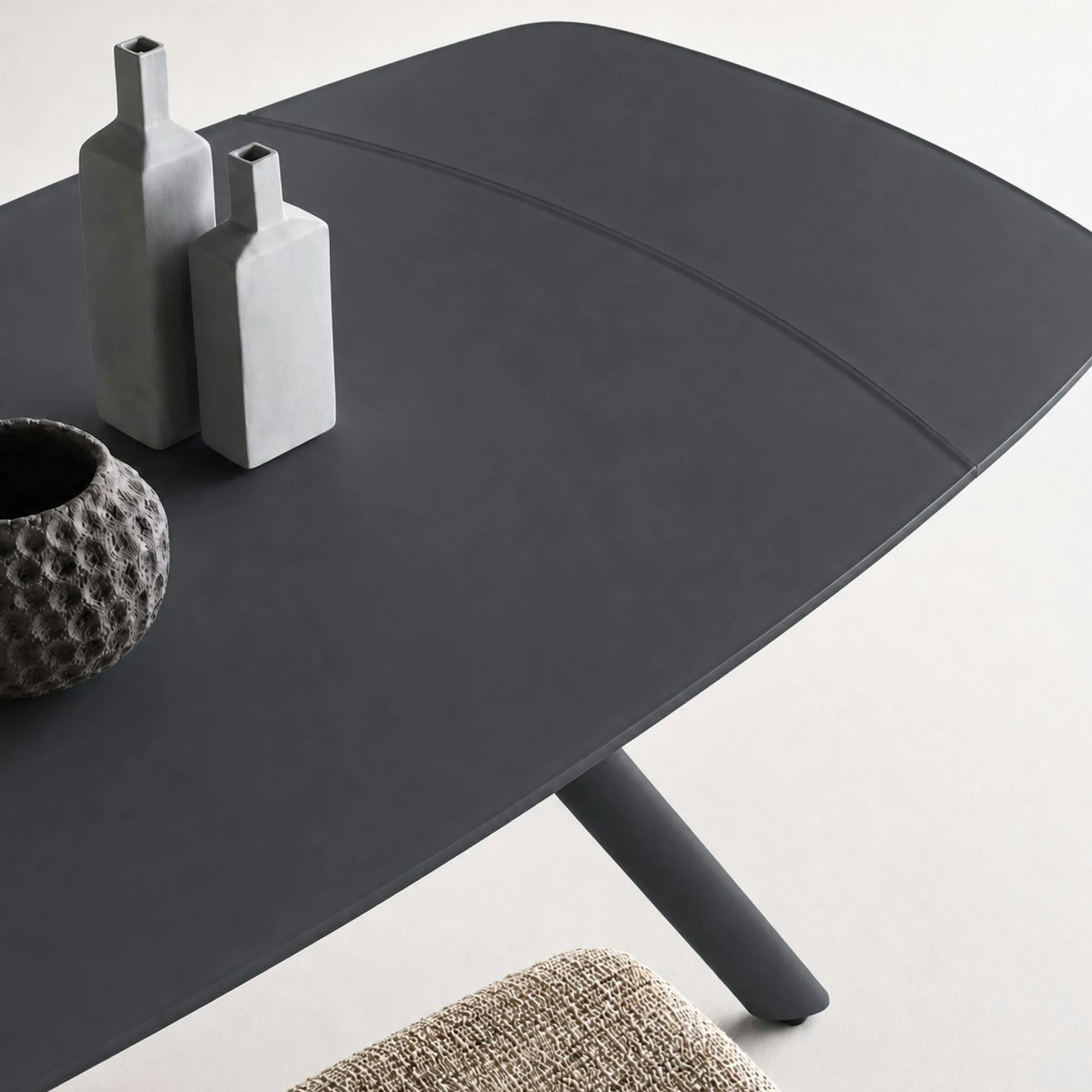 Table extensible en verre gris sombre 140-210 cm ALBA