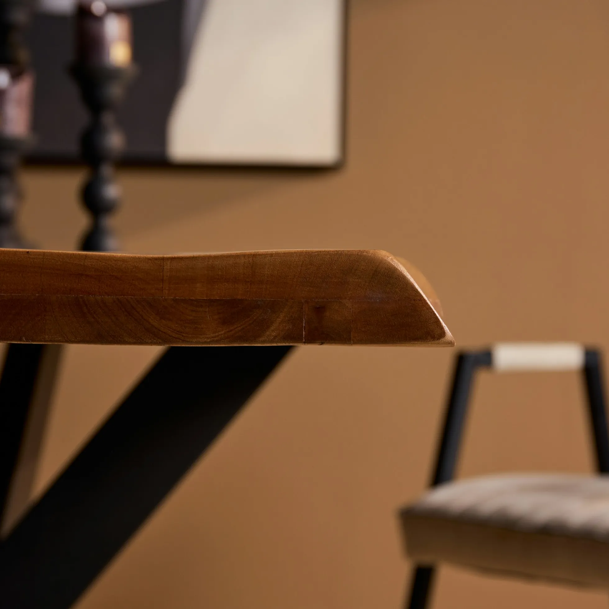 Table à manger bois à bords naturels 220 cm CALERO