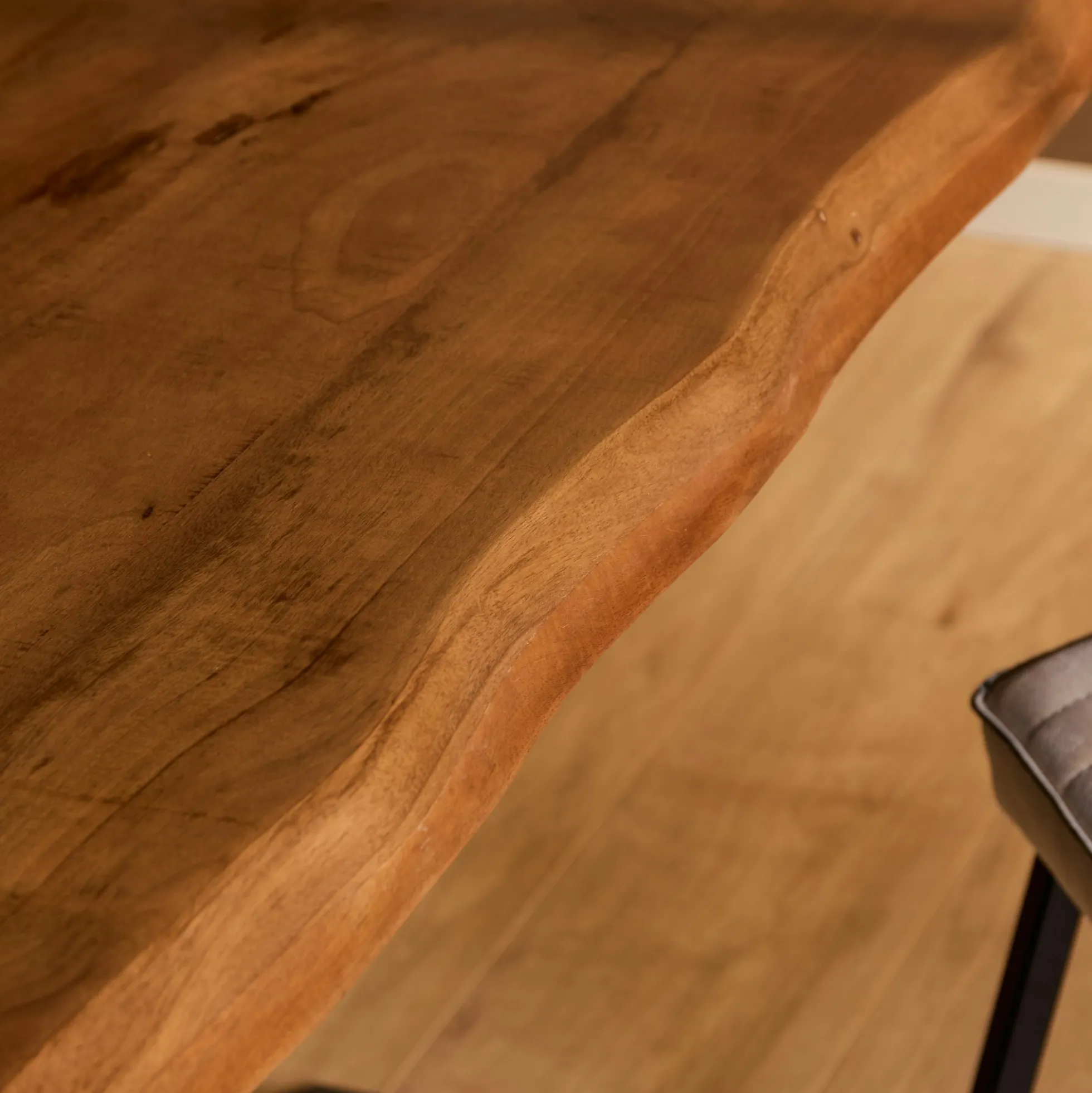 Table à manger bois à bords naturels 220 cm CALERO