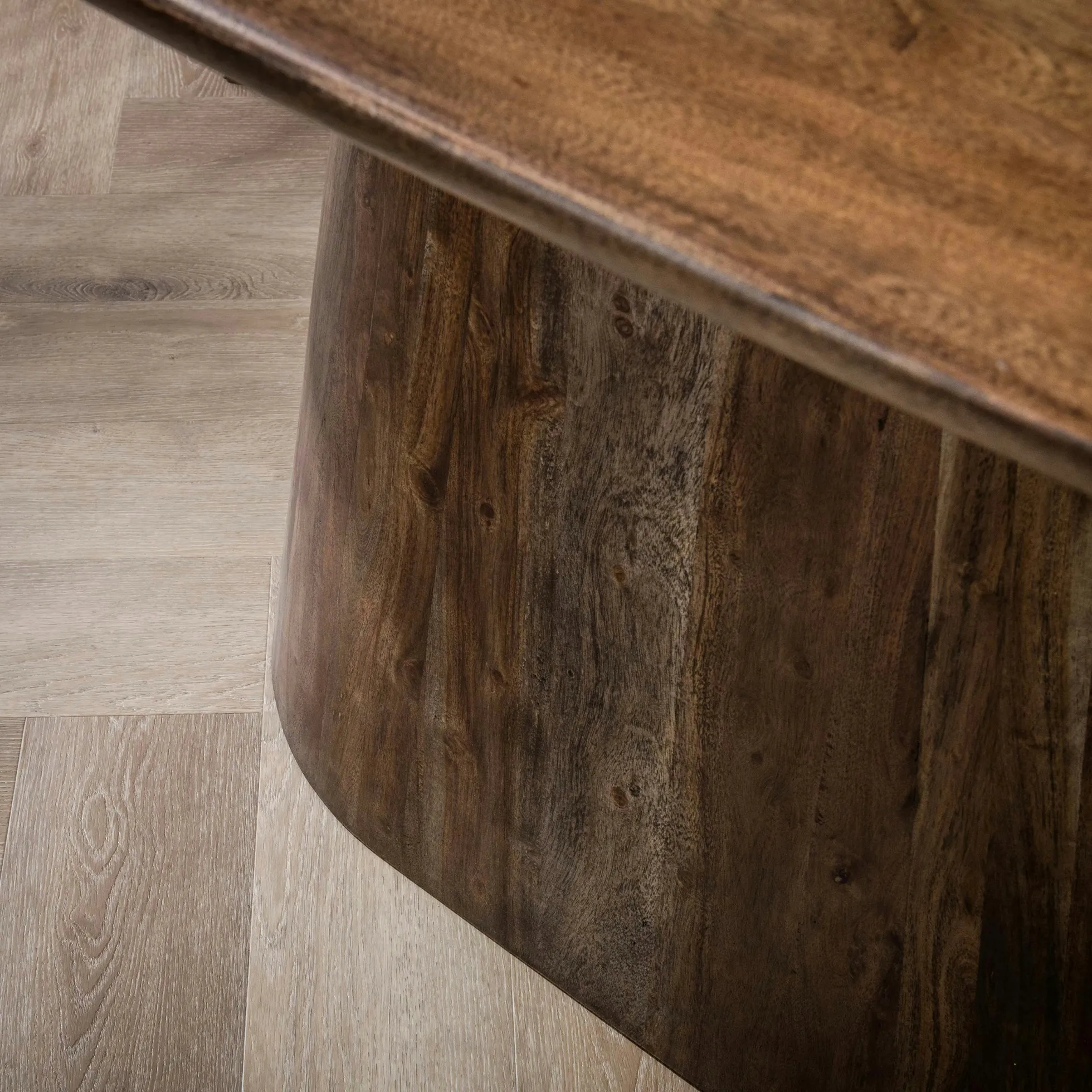 Table à manger bois d'acacia foncé design organique 180 cm NAKO