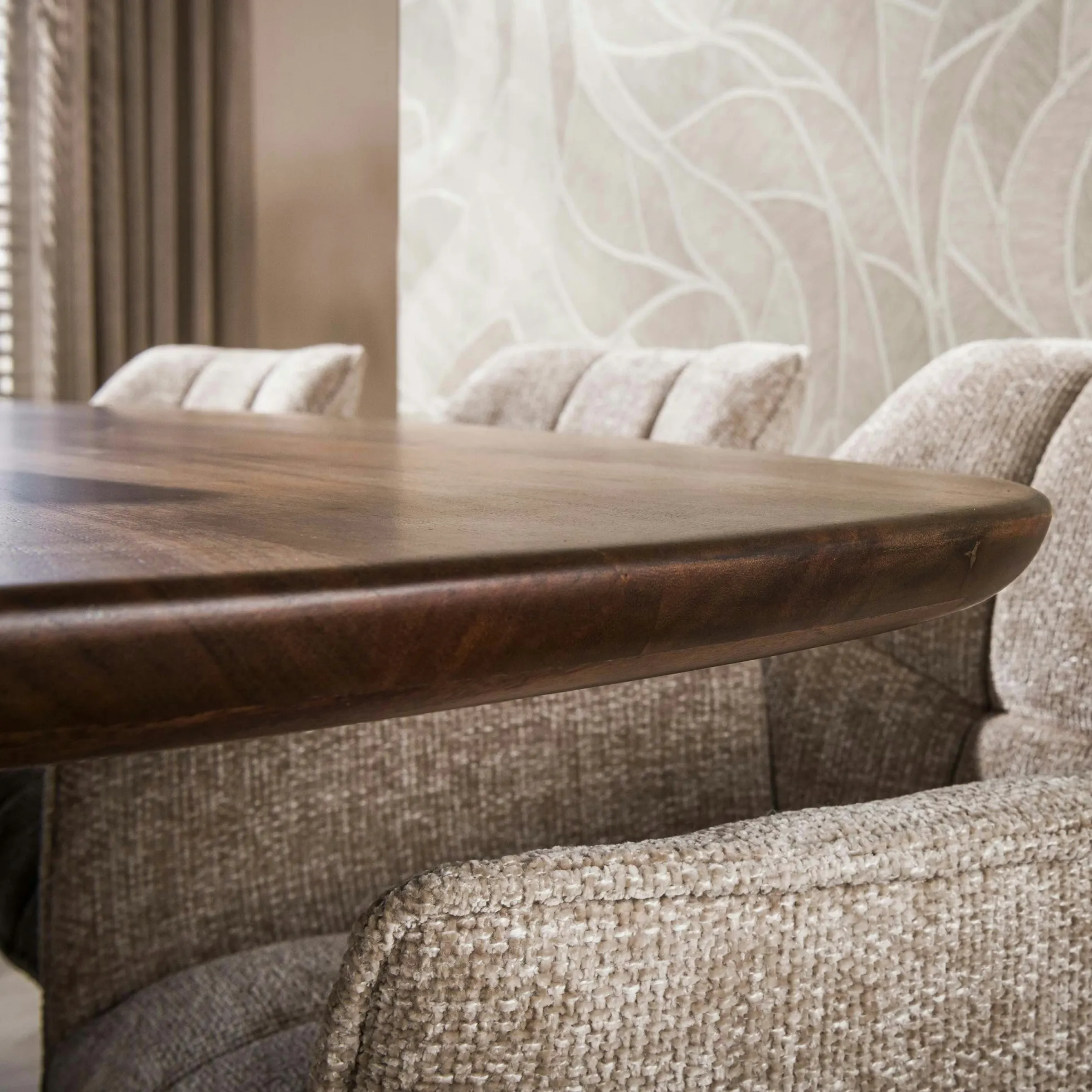 Table à manger bois d'acacia foncé design organique 180 cm NAKO