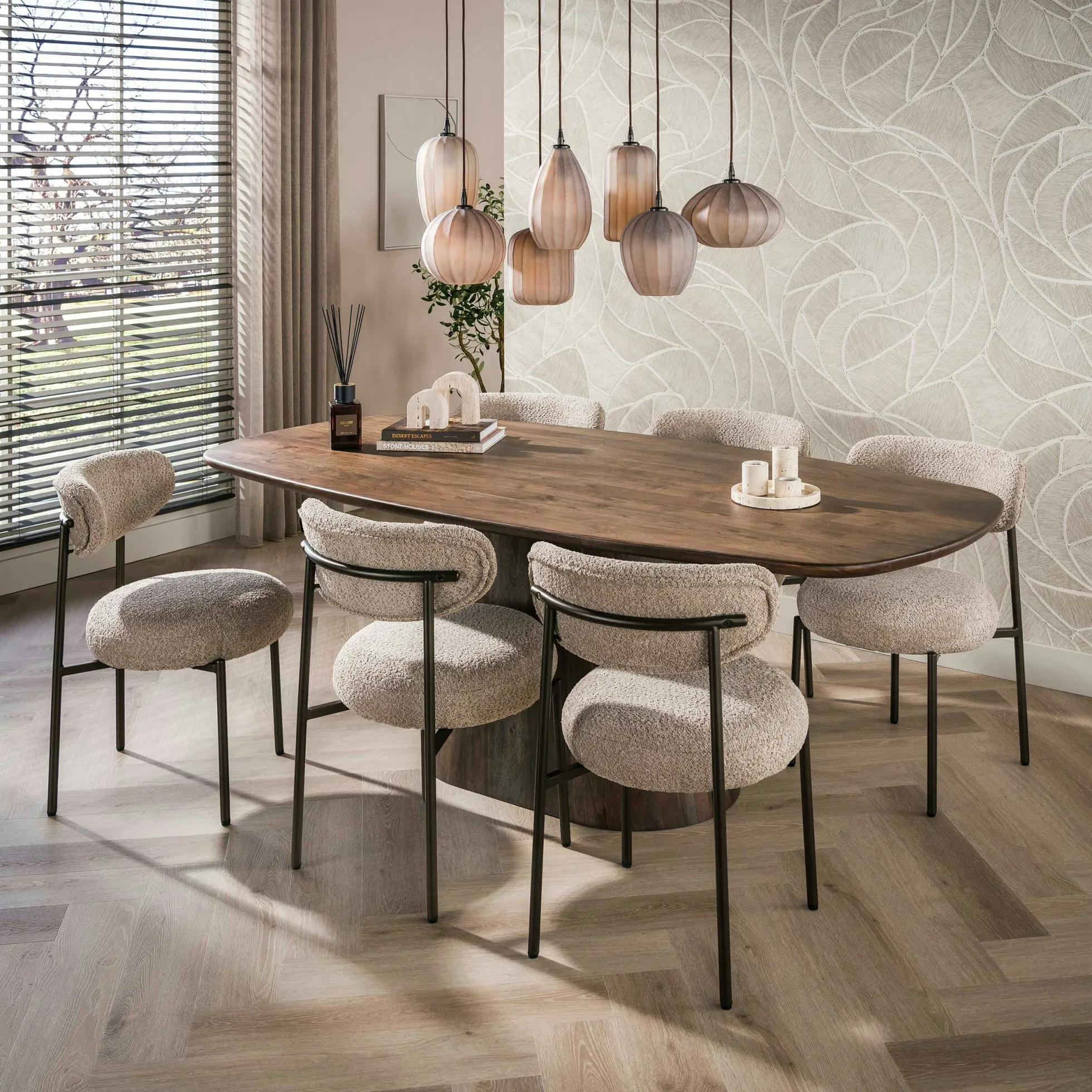 Table à manger bois d'acacia foncé design organique 180 cm NAKO