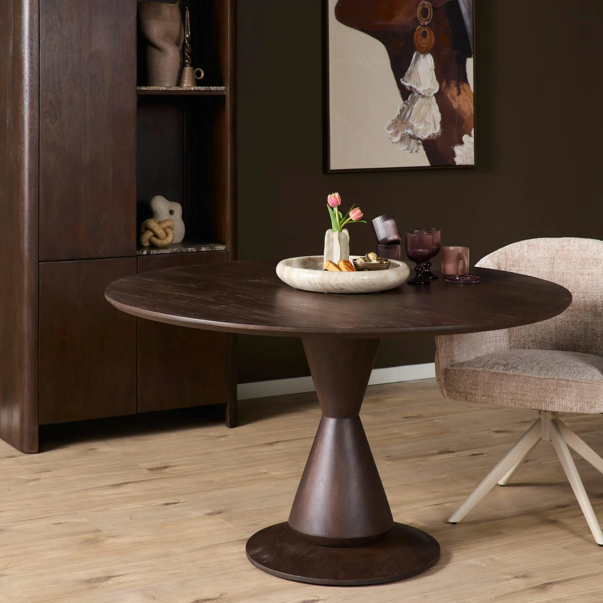 Table à manger bois foncé pied central sculpté Ø130 cm ALMA