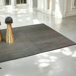 Table à manger en céramique grise avec pied en croix 180-280 cm LOMBARDIE