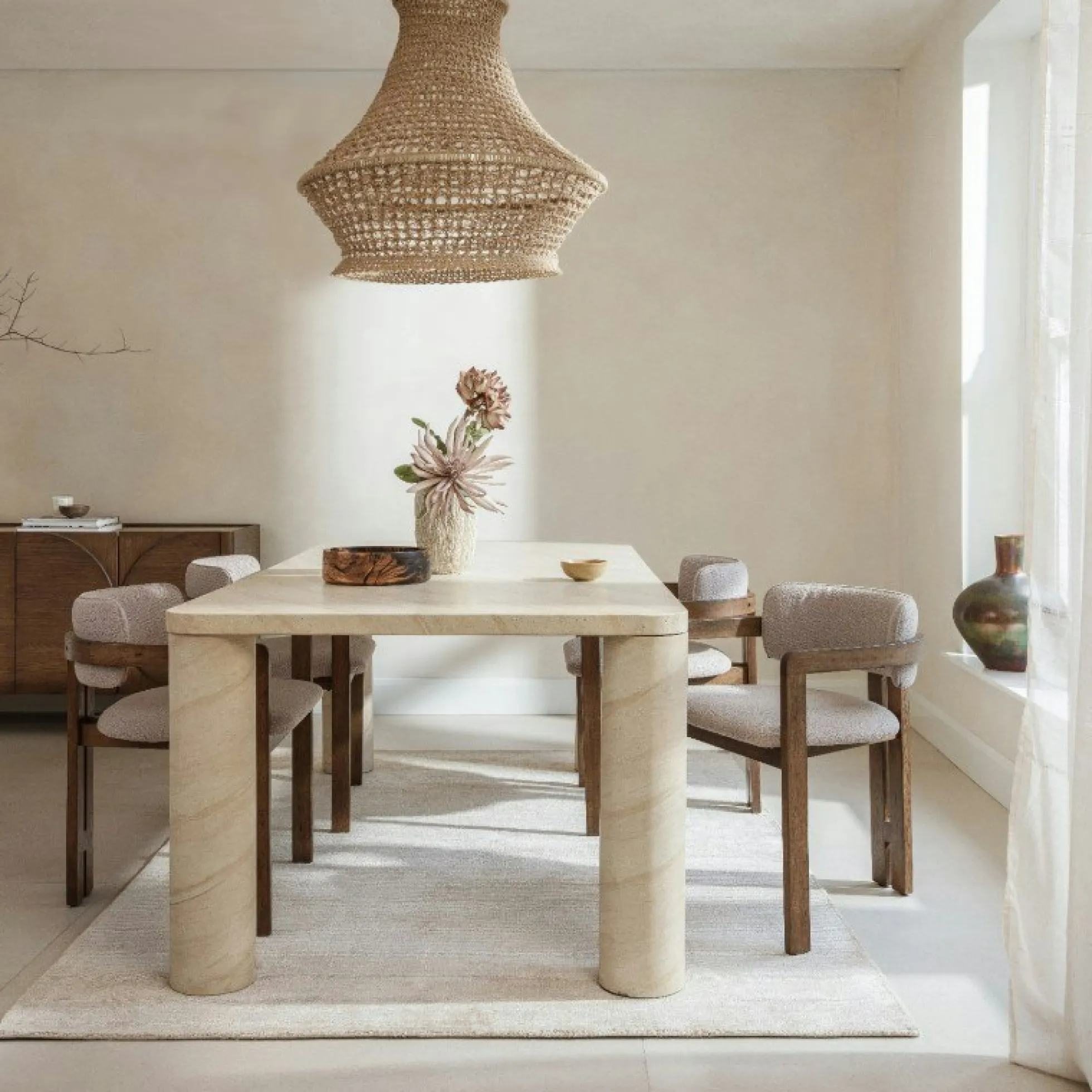Table à manger en pierre forme organique 150 cm IDAHO