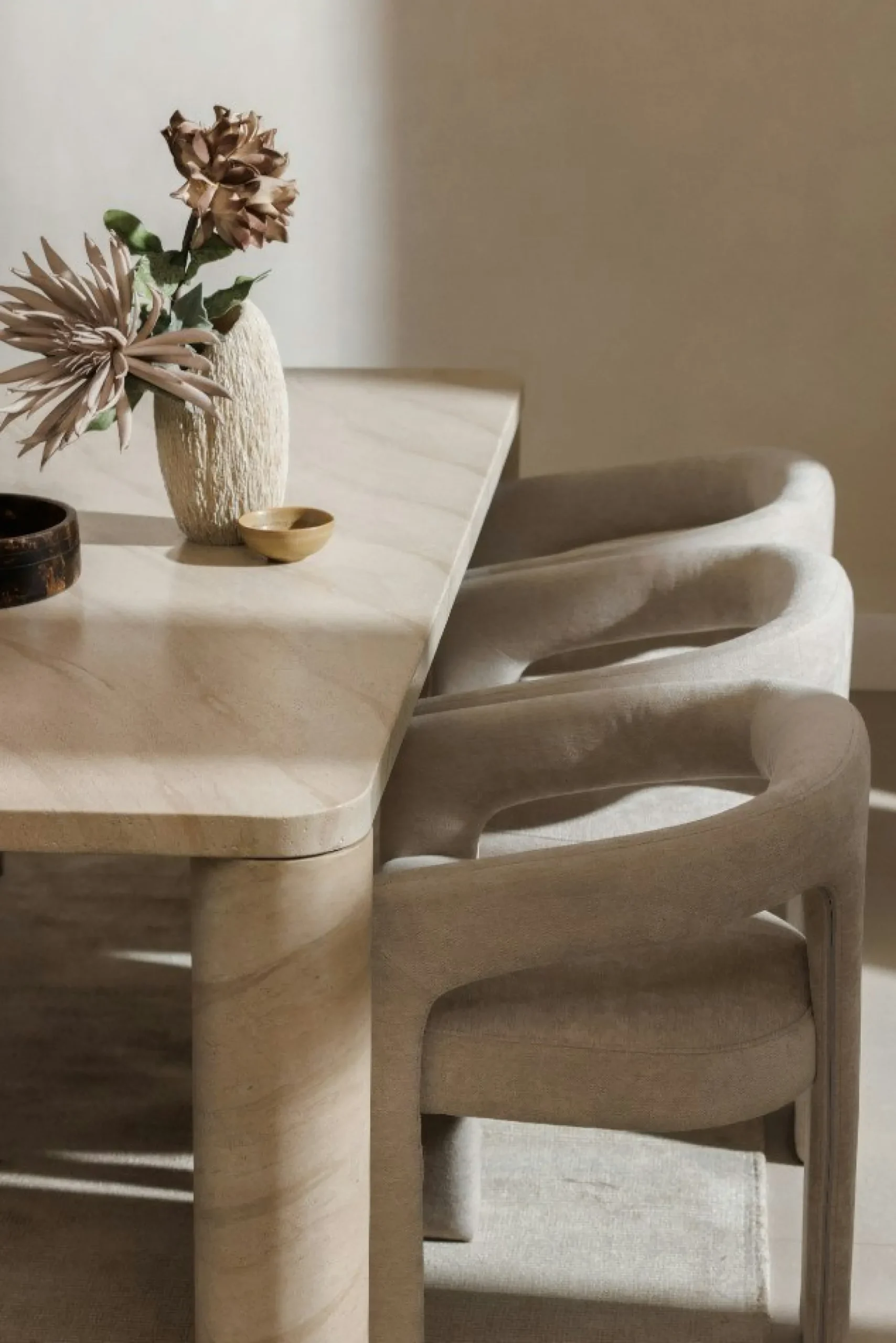 Table à manger en pierre forme organique 150 cm IDAHO